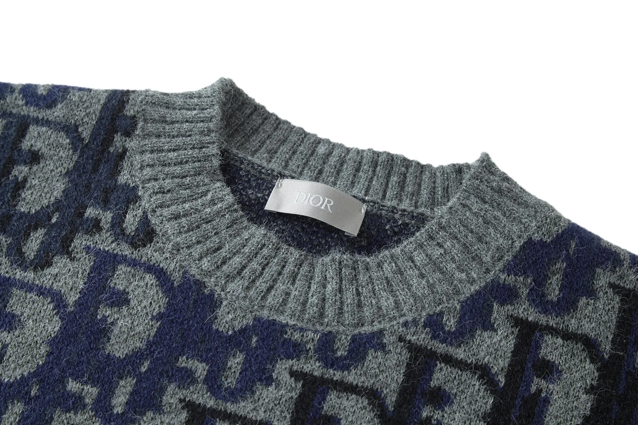 🅿️440 CD 26SS Oblique all-over jacquard crew neck sweater (grey). The original version was purchased for 15,000 and developed. The fabric is made of 55% merino wool and 45% cotton yarn. This fabric is soft on the upper body, not close to the body, and is very comfortable to wear both outside and inside. The 7-needle machine mouth is used for jacquard craftsmanship, and each color is aligned and dyed on the board. Garment washing - removes wool impurities - fixes the fit - adds hand feel. This sweater is new to the Spring 2026 men's collection and highlights Dior's classic Oblique print. Crafted from blue sheep's wool with multi-color accents throughout. The bold Oblique print features a ribbed crew neck, cuffs and hem. The all-over pattern reflects Dior's elegance, and the colorful graphic style can enhance any outfit. Trimmed with multi-color Oblique printed ribbed crew neck, cuffs and hem 100% sheep wool throughout. Size:S-M-L-XL