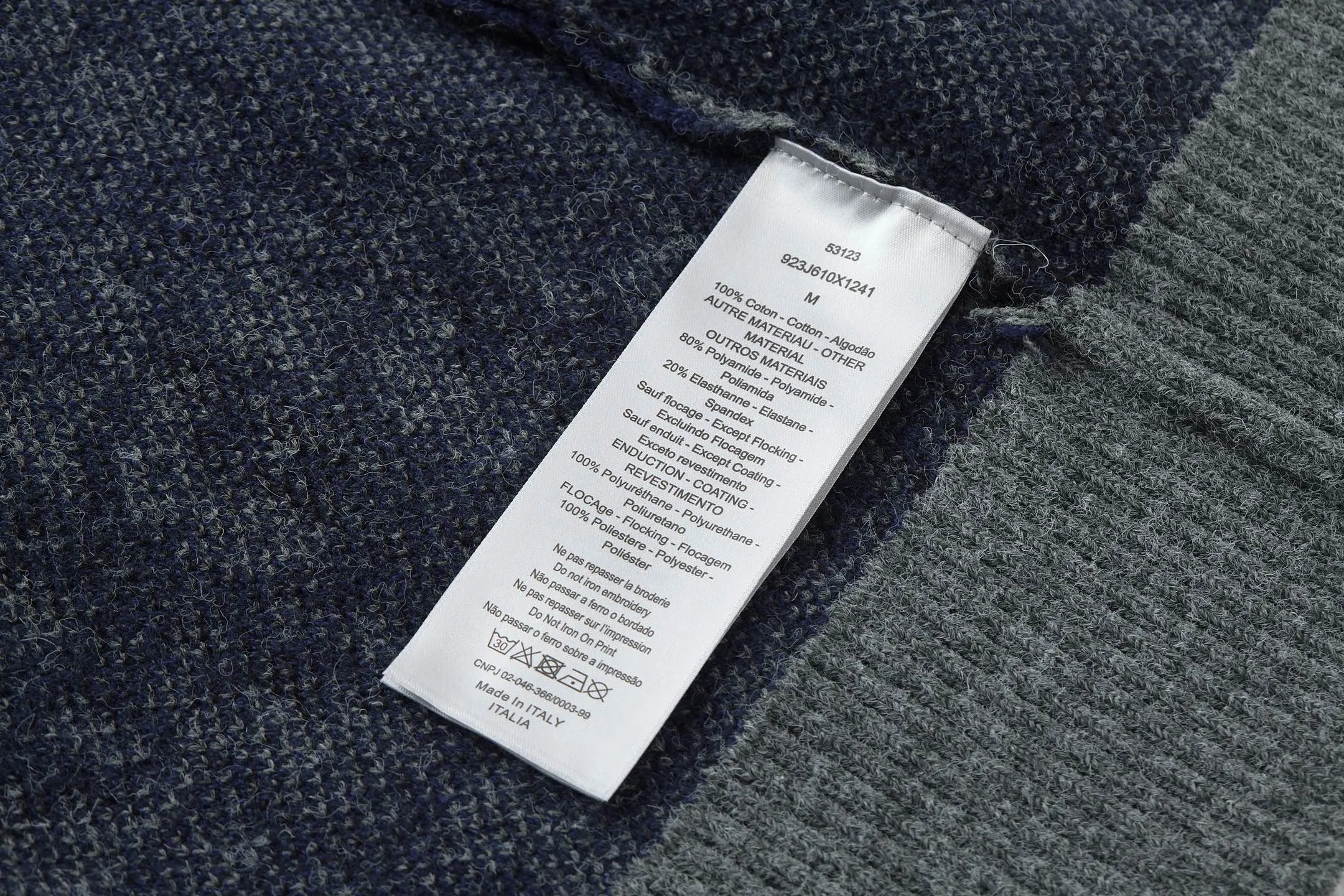 🅿️440 CD 26SS Oblique all-over jacquard crew neck sweater (grey). The original version was purchased for 15,000 and developed. The fabric is made of 55% merino wool and 45% cotton yarn. This fabric is soft on the upper body, not close to the body, and is very comfortable to wear both outside and inside. The 7-needle machine mouth is used for jacquard craftsmanship, and each color is aligned and dyed on the board. Garment washing - removes wool impurities - fixes the fit - adds hand feel. This sweater is new to the Spring 2026 men's collection and highlights Dior's classic Oblique print. Crafted from blue sheep's wool with multi-color accents throughout. The bold Oblique print features a ribbed crew neck, cuffs and hem. The all-over pattern reflects Dior's elegance, and the colorful graphic style can enhance any outfit. Trimmed with multi-color Oblique printed ribbed crew neck, cuffs and hem 100% sheep wool throughout. Size:S-M-L-XL