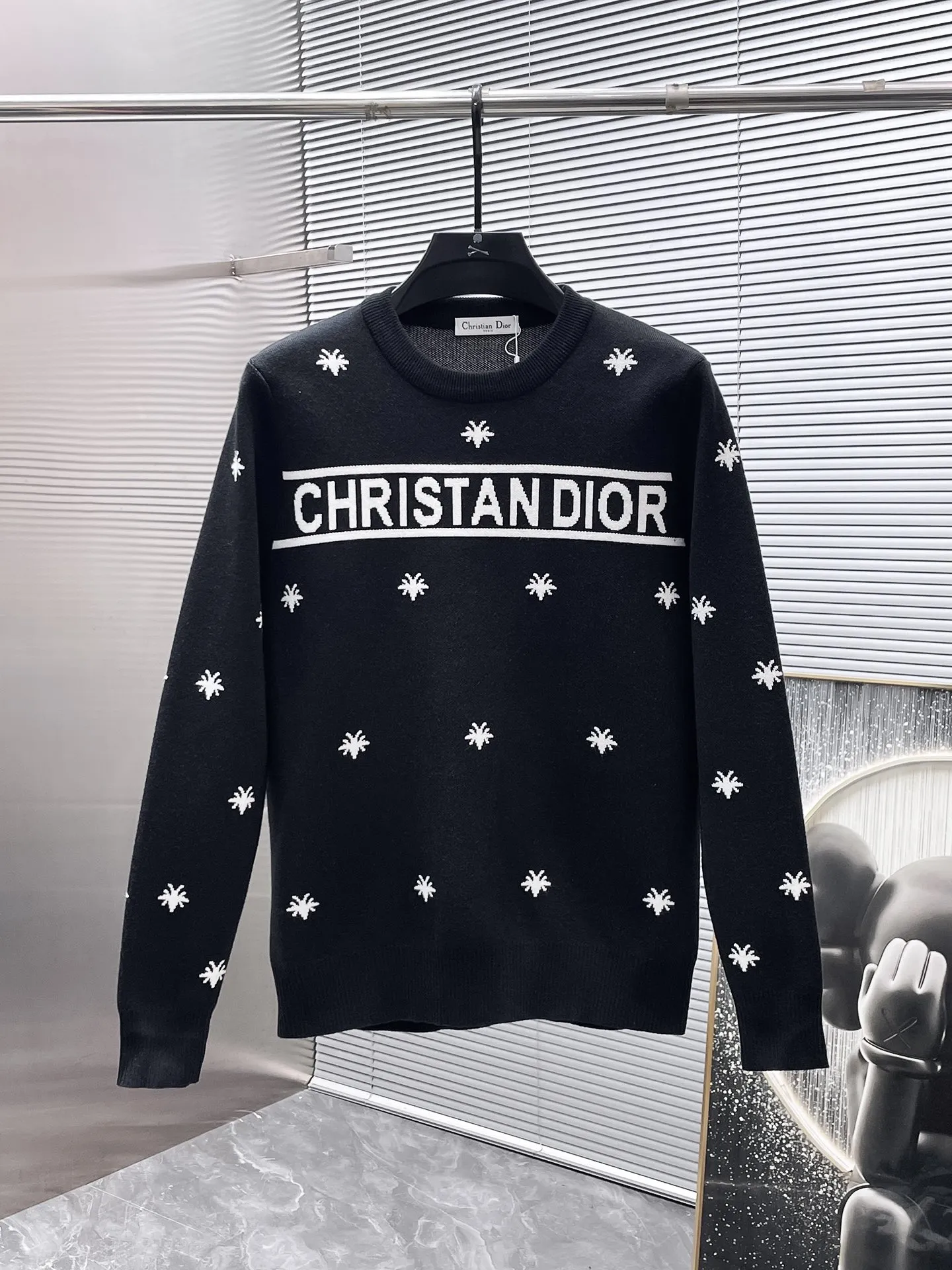 🅿️440 Dior 2025ss new wool blended round neck long-sleeved sweater cardigan bottoming sweater, high-end version! The custom-made fabrics at the counter are highly breathable and comfortable, with impeccable details and brand element design concepts, reflecting high quality. It feels delicate and soft! It presents a casual cut and the upper body shape is great! 🐉Code size: M-3XL