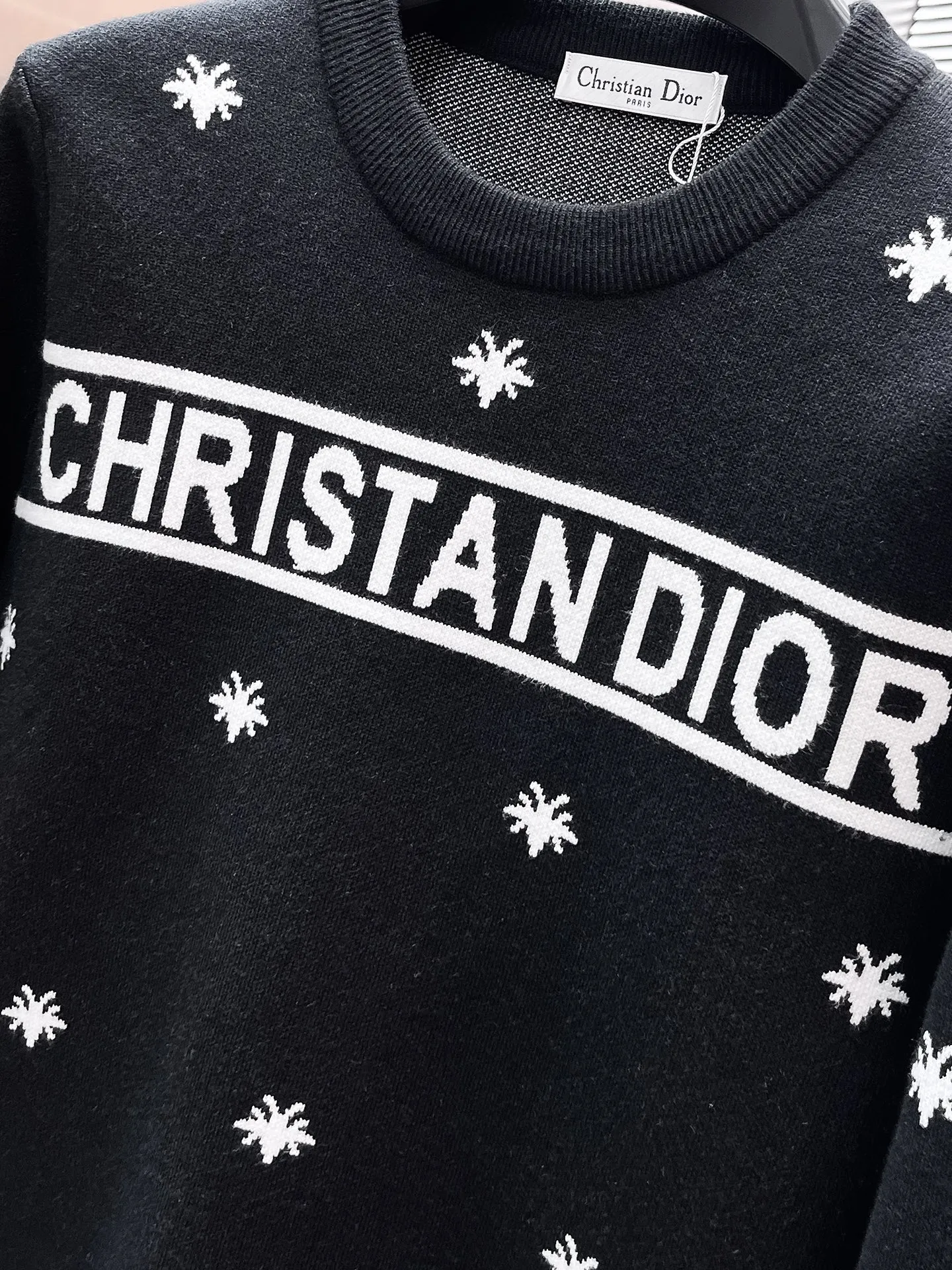 🅿️440 Dior 2025ss new wool blended round neck long-sleeved sweater cardigan bottoming sweater, high-end version! The custom-made fabrics at the counter are highly breathable and comfortable, with impeccable details and brand element design concepts, reflecting high quality. It feels delicate and soft! It presents a casual cut and the upper body shape is great! 🐉Code size: M-3XL
