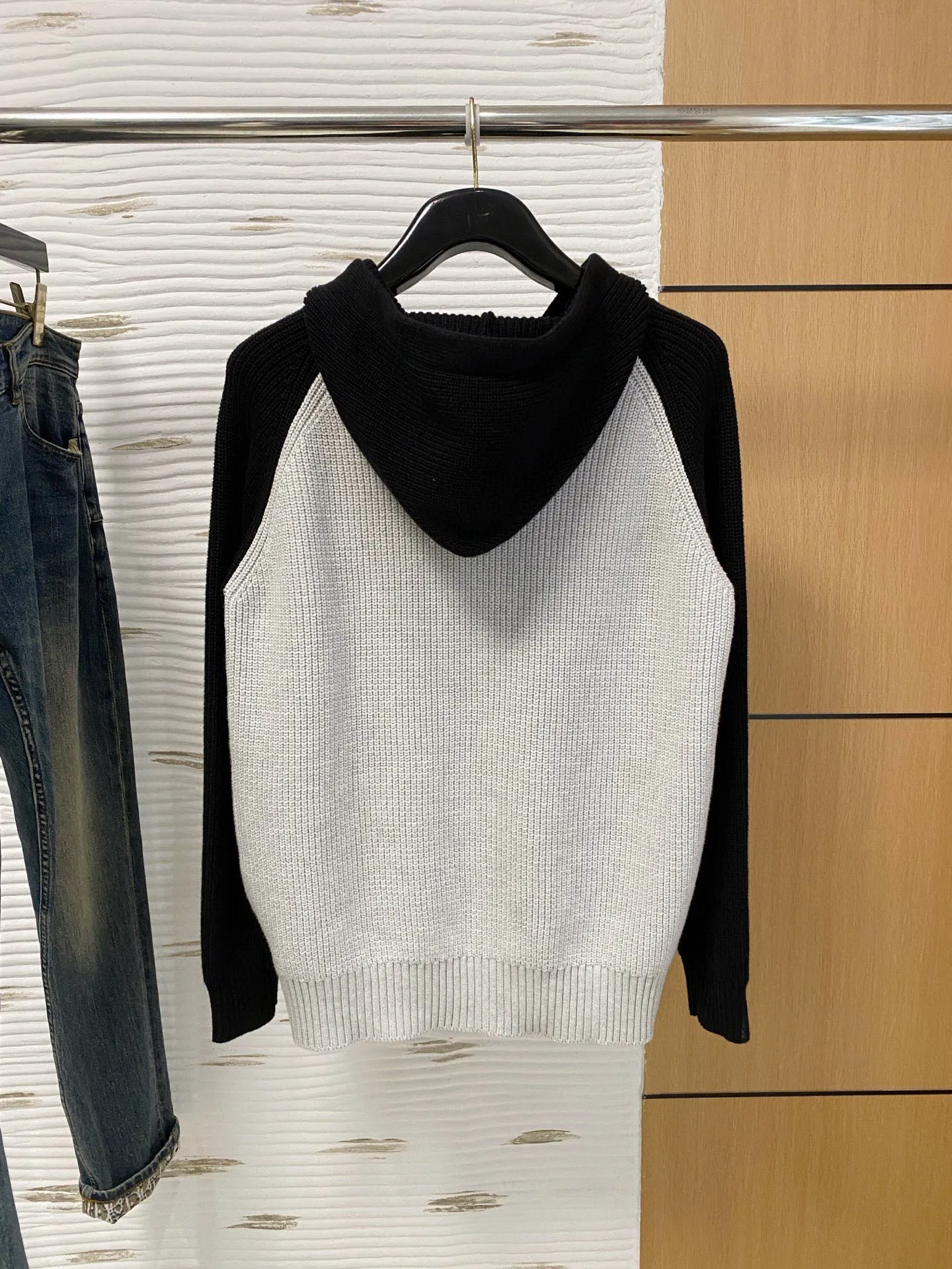 🅿️540 【DIOr】Autumn and winter classic cardigan sweater, in full condition! ! ! Wool blended fabric, the latest model in 2025, golden ratio! ! Slim-fitting soft gold, versatile and practical item, the combination and practicality are extremely powerful, simple and elegant, and classy! To create your own style, it is highly recommended to buy it in two colors. The standard slim fit tailoring process is suitable for both young and old men. It is knitted from wool and will not cause any discomfort! While keeping warm, it is stylish, textured and wearable, and the classic logo with contrasting colors on the chest feels in place! ! Recommended for regular customers! ! Size M-3XL (maximum wear: 190 pounds)