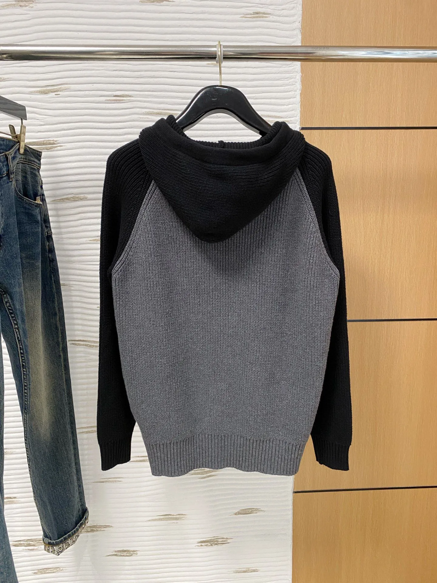 🅿️540 【DIOr】Autumn and winter classic cardigan sweater, in full condition! ! ! Wool blended fabric, the latest model in 2025, golden ratio! ! Slim-fitting soft gold, versatile and practical item, the combination and practicality are extremely powerful, simple and elegant, and classy! To create your own style, it is highly recommended to buy it in two colors. The standard slim fit tailoring process is suitable for both young and old men. It is knitted from wool and will not cause any discomfort! While keeping warm, it is stylish, textured and wearable, and the classic logo with contrasting colors on the chest feels in place! ! Recommended for regular customers! ! Size M-3XL (maximum wear: 190 pounds)