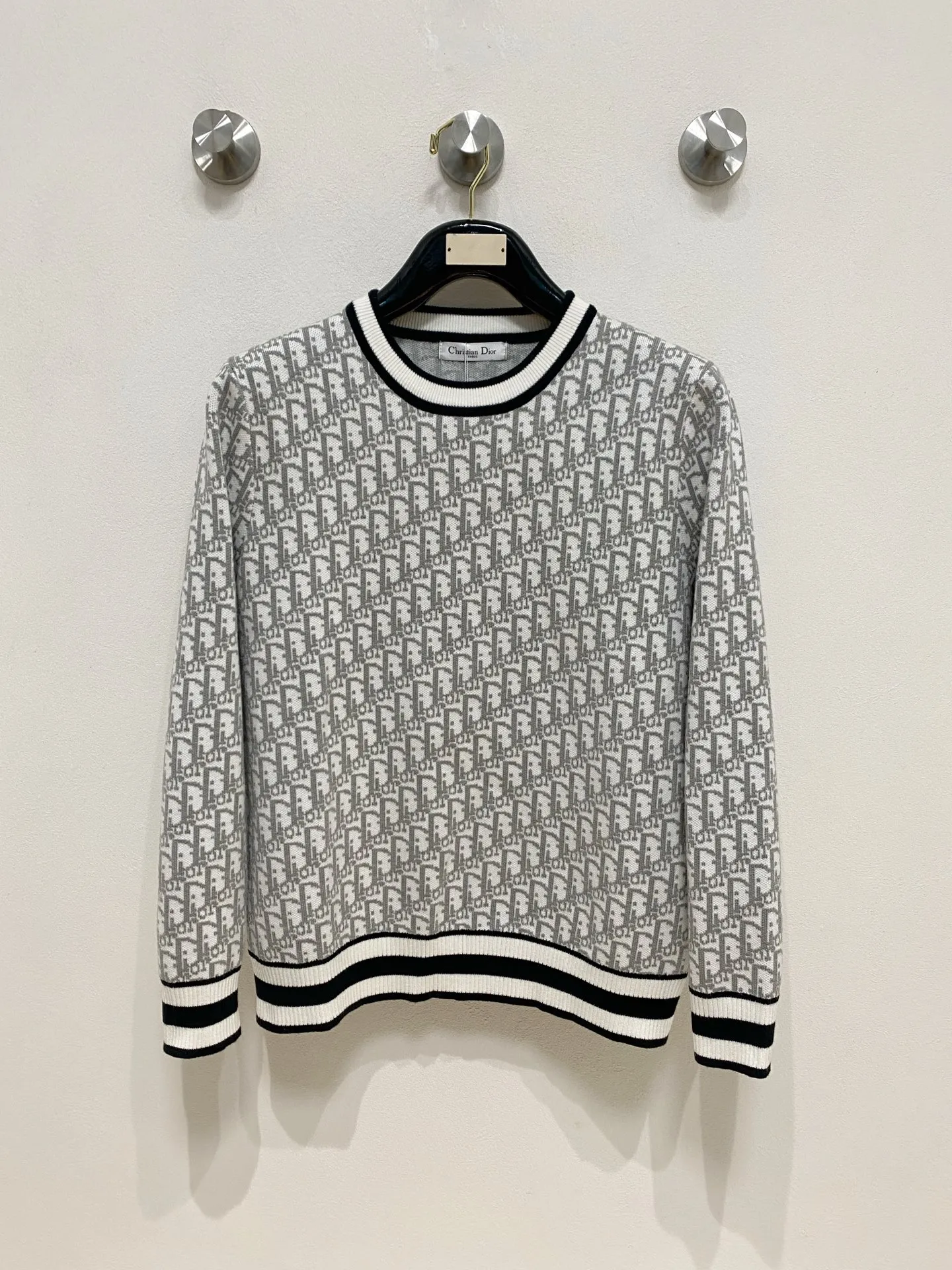 🅿️440 Dior 2025 new wool blended round neck long-sleeved sweater cardigan bottoming sweater, high-end version! The custom-made fabrics at the counter are highly breathable and comfortable, with impeccable details and brand element design concepts, reflecting high quality. It feels delicate and soft! It presents a casual cut and the upper body shape is great! 🐉Code size: M-3XL