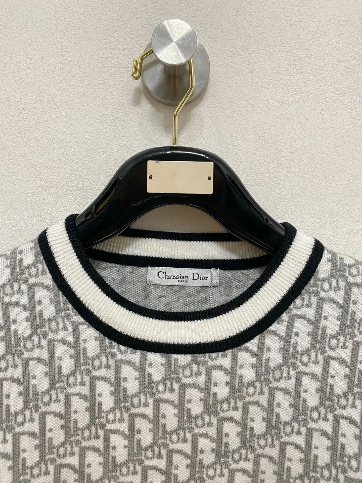 🅿️440 Dior 2025 new wool blended round neck long-sleeved sweater cardigan bottoming sweater, high-end version! The custom-made fabrics at the counter are highly breathable and comfortable, with impeccable details and brand element design concepts, reflecting high quality. It feels delicate and soft! It presents a casual cut and the upper body shape is great! 🐉Code size: M-3XL