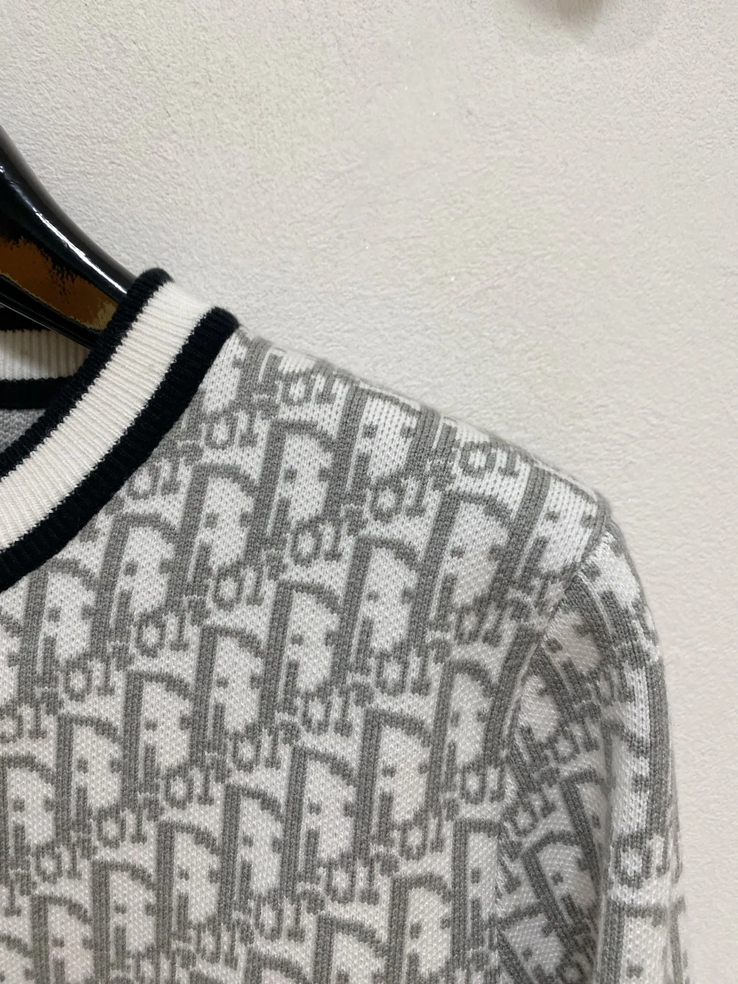 🅿️440 Dior 2025 new wool blended round neck long-sleeved sweater cardigan bottoming sweater, high-end version! The custom-made fabrics at the counter are highly breathable and comfortable, with impeccable details and brand element design concepts, reflecting high quality. It feels delicate and soft! It presents a casual cut and the upper body shape is great! 🐉Code size: M-3XL