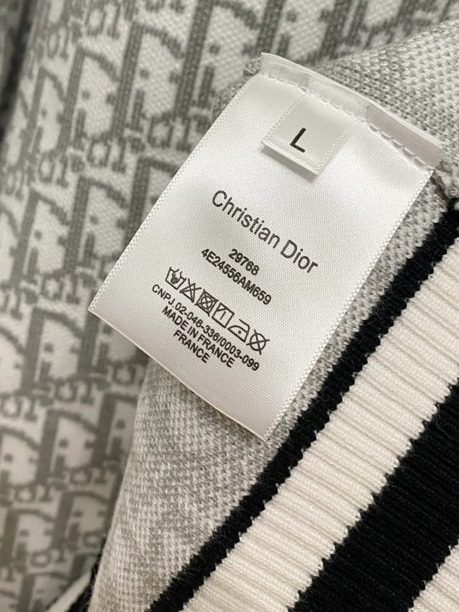 🅿️440 Dior 2025 new wool blended round neck long-sleeved sweater cardigan bottoming sweater, high-end version! The custom-made fabrics at the counter are highly breathable and comfortable, with impeccable details and brand element design concepts, reflecting high quality. It feels delicate and soft! It presents a casual cut and the upper body shape is great! 🐉Code size: M-3XL