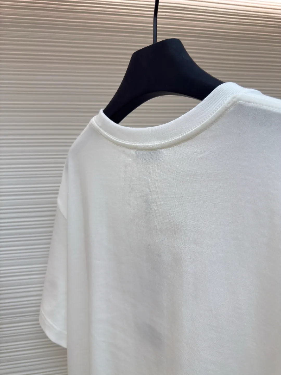DIOR CD letter embroidered round neck short sleeves ●Authentic product: Purchased and developed for 5400 ●Item number: 1680438-A00 ●Fabric: pure cotton fabric ●Technology: embroidery process ●Version: fitted version ●Weight: about 290 grams ●Size: XS-S-M-L ●Description: Color is custom-woven and dyed, "CD" design on the chest. A perfect fashionable and trendy item! The oversize version is very slimming and can be worn with a T-skirt or shorts. Who wouldn’t love it? The texture of the customized fabric is super versatile and can be worn in all seasons. The overall routing is straight and delicate, the fabric is comfortable and soft, and the color is consistent with no color difference. It can be matched with the same style to create a fashionable look and control various occasions. Customized accessories, complete with three labels, same style for men and women!