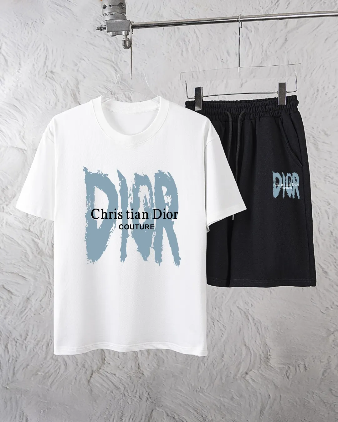 🅿️300 Dior Exclusively provides new trendy men’s fashionable round neck short-sleeved shorts suits, trendy and fashionable casual short-sleeved suits! It has high breathability and comfort, impeccable details, and brand element design concept, reflecting high quality. It presents a casual cut and the upper body shape is great! Material: 260g double yarn pure cotton short sleeves + 360g pure cotton terry shorts Size: S-XXL 🔥 (please state your height and weight when placing an order)