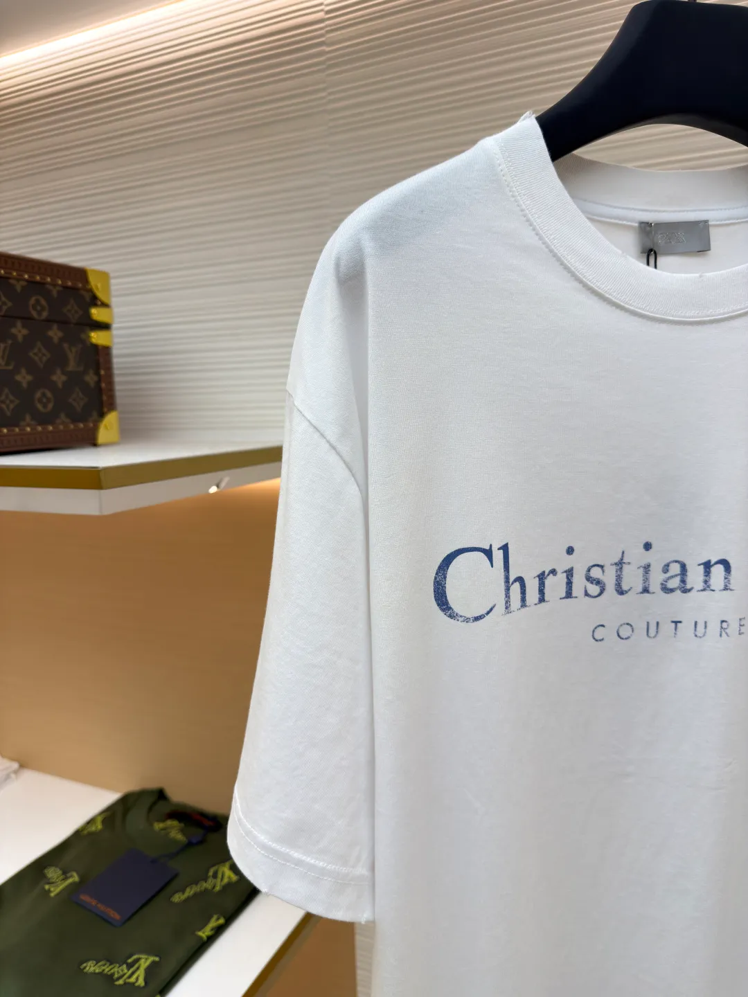 Dior letter logo printed short-sleeved T-shirt ●Authentic product: Purchased and developed by 7461 ●Item number: 1680131-A05 ●Fabric: knitted fabric ●Technology: Printing production ●Version: Fitted version ●Weight: about 230 grams ●Size: XS-S-M-L ●Description: Customized black cotton jersey fabric, made in Italy, printed with Christian Dior Couture letter logo on the front, customized signature rib collar, cuffs The hem is double-layered and has ultra-high-density wiring, making it truly a 1:1 copy that can be viewed with eyes closed. The overall wiring is straight and delicate, the fabric is comfortable and soft, and the color is consistent without color difference. It can be matched with the same style to create a fashionable look and control various occasions. Customized accessories, complete with three standards, same style for men and women!
