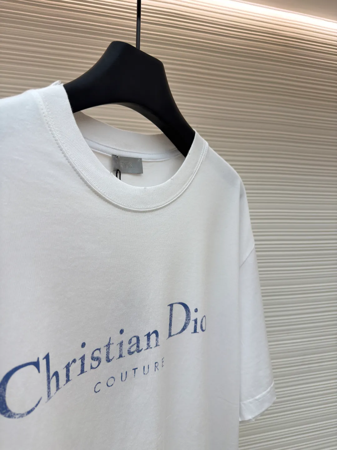 Dior letter logo printed short-sleeved T-shirt ●Authentic product: Purchased and developed by 7461 ●Item number: 1680131-A05 ●Fabric: knitted fabric ●Technology: Printing production ●Version: Fitted version ●Weight: about 230 grams ●Size: XS-S-M-L ●Description: Customized black cotton jersey fabric, made in Italy, printed with Christian Dior Couture letter logo on the front, customized signature rib collar, cuffs The hem is double-layered and has ultra-high-density wiring, making it truly a 1:1 copy that can be viewed with eyes closed. The overall wiring is straight and delicate, the fabric is comfortable and soft, and the color is consistent without color difference. It can be matched with the same style to create a fashionable look and control various occasions. Customized accessories, complete with three standards, same style for men and women!