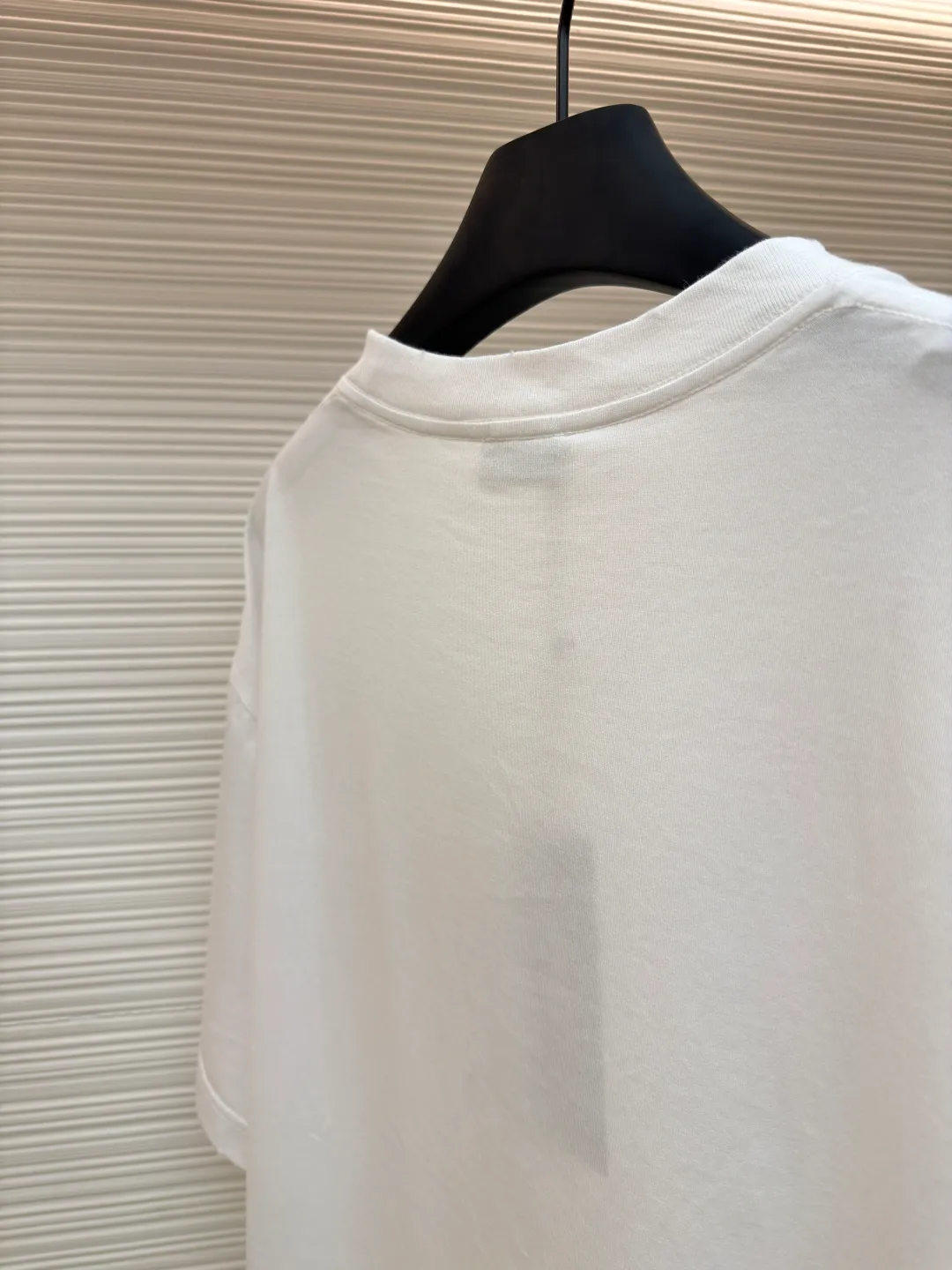 Dior letter logo printed short-sleeved T-shirt ●Authentic product: Purchased and developed by 7461 ●Item number: 1680131-A05 ●Fabric: knitted fabric ●Technology: Printing production ●Version: Fitted version ●Weight: about 230 grams ●Size: XS-S-M-L ●Description: Customized black cotton jersey fabric, made in Italy, printed with Christian Dior Couture letter logo on the front, customized signature rib collar, cuffs The hem is double-layered and has ultra-high-density wiring, making it truly a 1:1 copy that can be viewed with eyes closed. The overall wiring is straight and delicate, the fabric is comfortable and soft, and the color is consistent without color difference. It can be matched with the same style to create a fashionable look and control various occasions. Customized accessories, complete with three standards, same style for men and women!