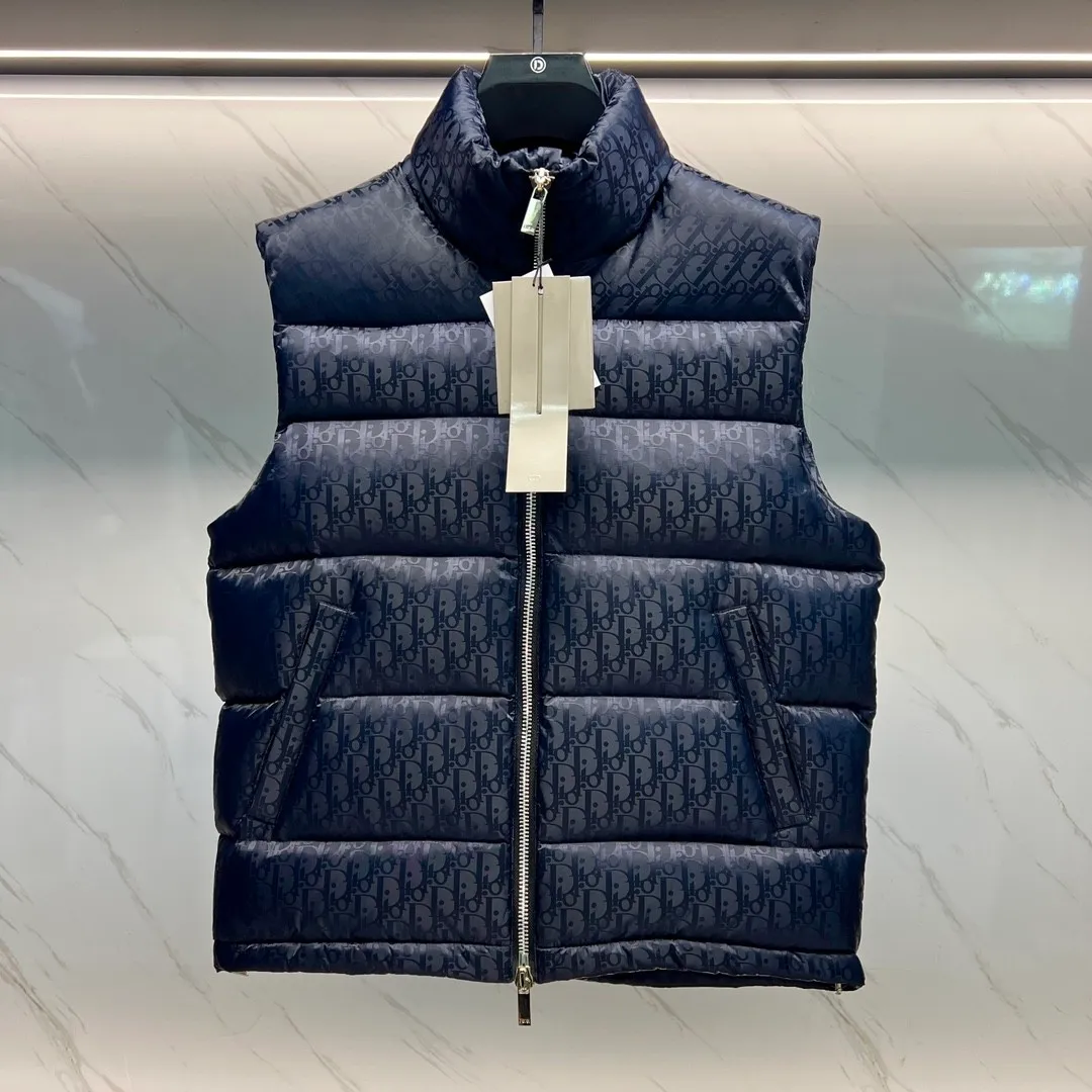 🅿️620 2025 Autumn and Winter New Style🆕Down Jacket Original 1:1 customized hardware accessories are all imported and original customization Welcome to compare at the counter Absolutely high quality Use top-grade 95 white duck down Super soft Filled with fluffy and full feathers Super heavy-duty Fabrics with excellent workmanship👍Perfect version Note⚠The fabric is super comfortable Exclusive model Non-market goods Same size for men and women: M～XXL