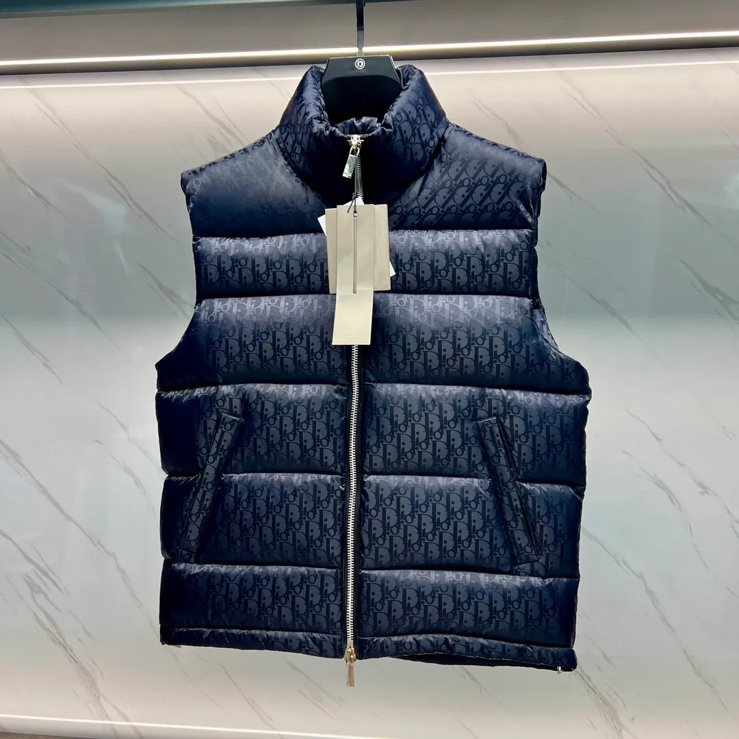 🅿️620 2025 Autumn and Winter New Style🆕Down Jacket Original 1:1 customized hardware accessories are all imported and original customization Welcome to compare at the counter Absolutely high quality Use top-grade 95 white duck down Super soft Filled with fluffy and full feathers Super heavy-duty Fabrics with excellent workmanship👍Perfect version Note⚠The fabric is super comfortable Exclusive model Non-market goods Same size for men and women: M～XXL