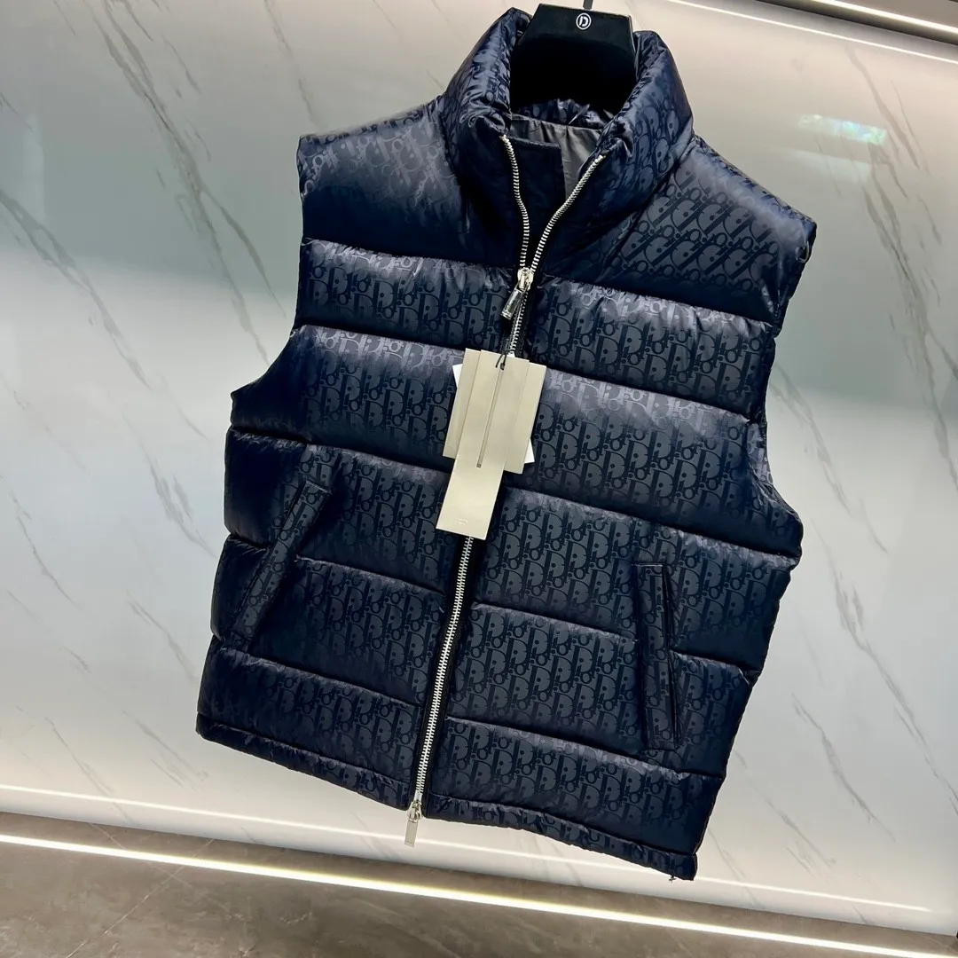 🅿️620 2025 Autumn and Winter New Style🆕Down Jacket Original 1:1 customized hardware accessories are all imported and original customization Welcome to compare at the counter Absolutely high quality Use top-grade 95 white duck down Super soft Filled with fluffy and full feathers Super heavy-duty Fabrics with excellent workmanship👍Perfect version Note⚠The fabric is super comfortable Exclusive model Non-market goods Same size for men and women: M～XXL