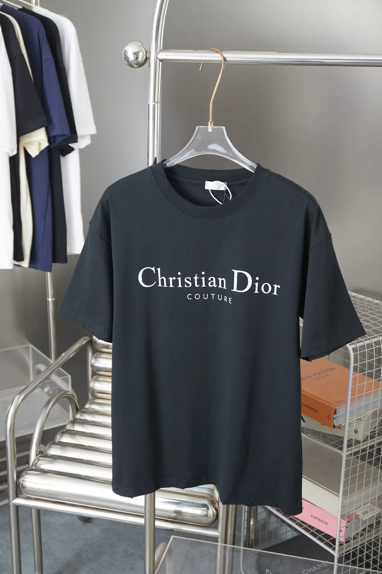 🅿️180 D＊or CD 25SS early spring new style joint series letter logo frayed short sleeves light luxury essential item for daily commuting for men and women correct version welcome to compare detailed features · 320g 100% pure cotton double yarn jersey fabric · same cylinder custom dyeing special thickening 32 double-ply 1X1 thread · artificial hand printing screen printing letter logo pattern · Collar, cuffs, hem edging process · Double-needle stitching across seams · Original main mark, washed tag, branded moisture-proof paper packaging Color: White/Black/Gray Size: S/M/L/XL