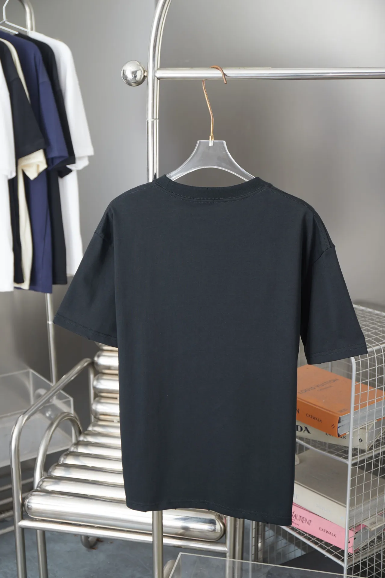 🅿️180 D＊or CD 25SS early spring new style joint series letter logo frayed short sleeves light luxury essential item for daily commuting for men and women correct version welcome to compare detailed features · 320g 100% pure cotton double yarn jersey fabric · same cylinder custom dyeing special thickening 32 double-ply 1X1 thread · artificial hand printing screen printing letter logo pattern · Collar, cuffs, hem edging process · Double-needle stitching across seams · Original main mark, washed tag, branded moisture-proof paper packaging Color: White/Black/Gray Size: S/M/L/XL