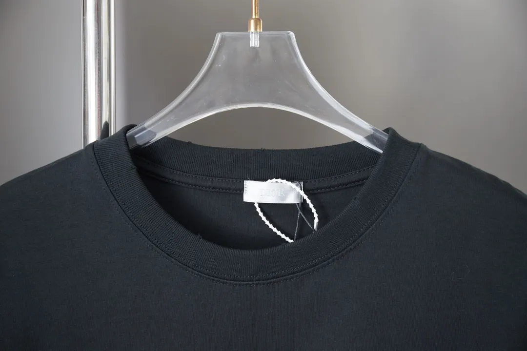 🅿️180 D＊or CD 25SS early spring new style joint series letter logo frayed short sleeves light luxury essential item for daily commuting for men and women correct version welcome to compare detailed features · 320g 100% pure cotton double yarn jersey fabric · same cylinder custom dyeing special thickening 32 double-ply 1X1 thread · artificial hand printing screen printing letter logo pattern · Collar, cuffs, hem edging process · Double-needle stitching across seams · Original main mark, washed tag, branded moisture-proof paper packaging Color: White/Black/Gray Size: S/M/L/XL