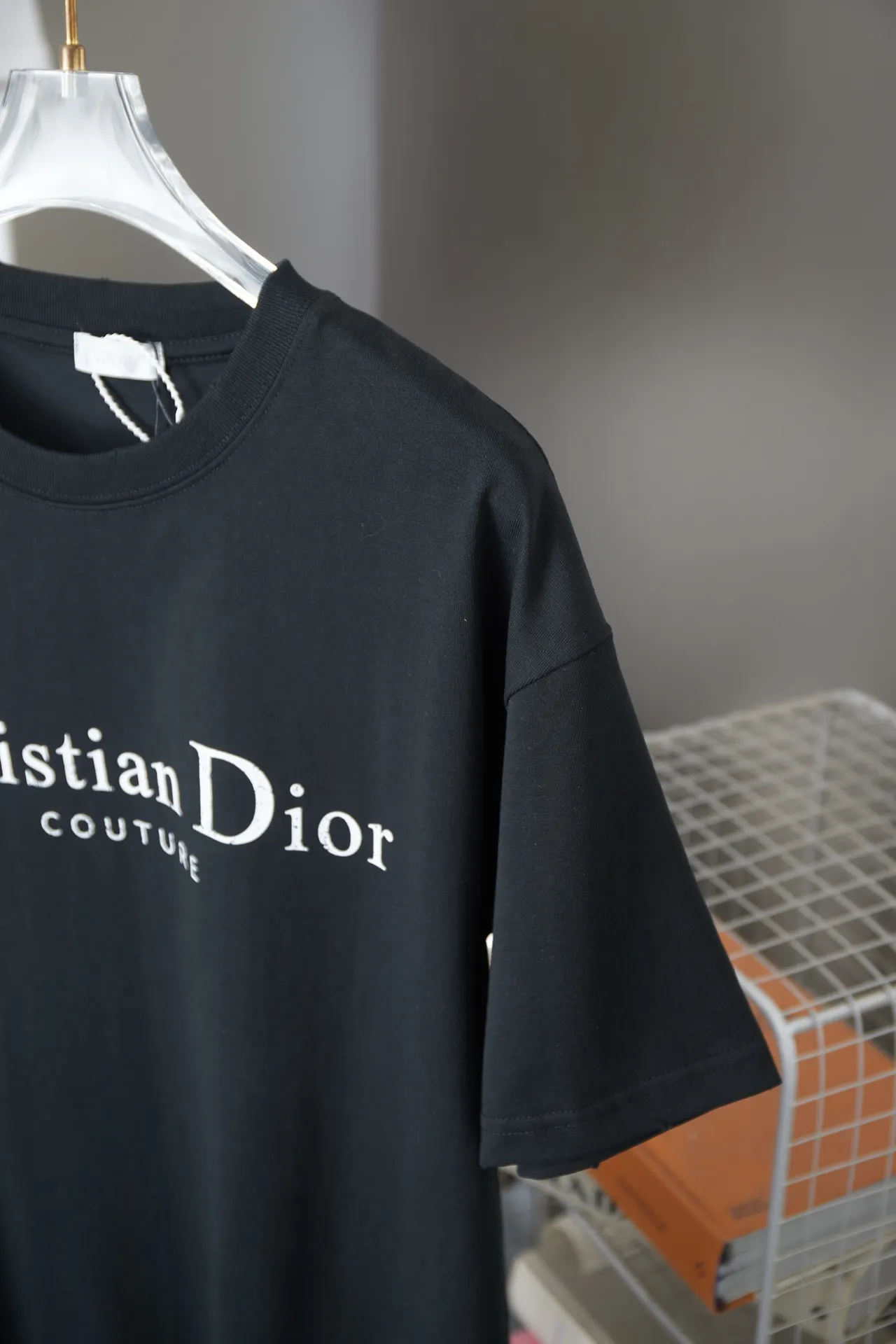 🅿️180 D＊or CD 25SS early spring new style joint series letter logo frayed short sleeves light luxury essential item for daily commuting for men and women correct version welcome to compare detailed features · 320g 100% pure cotton double yarn jersey fabric · same cylinder custom dyeing special thickening 32 double-ply 1X1 thread · artificial hand printing screen printing letter logo pattern · Collar, cuffs, hem edging process · Double-needle stitching across seams · Original main mark, washed tag, branded moisture-proof paper packaging Color: White/Black/Gray Size: S/M/L/XL