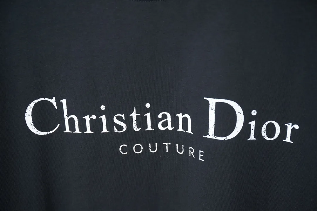 🅿️180 D＊or CD 25SS early spring new style joint series letter logo frayed short sleeves light luxury essential item for daily commuting for men and women correct version welcome to compare detailed features · 320g 100% pure cotton double yarn jersey fabric · same cylinder custom dyeing special thickening 32 double-ply 1X1 thread · artificial hand printing screen printing letter logo pattern · Collar, cuffs, hem edging process · Double-needle stitching across seams · Original main mark, washed tag, branded moisture-proof paper packaging Color: White/Black/Gray Size: S/M/L/XL