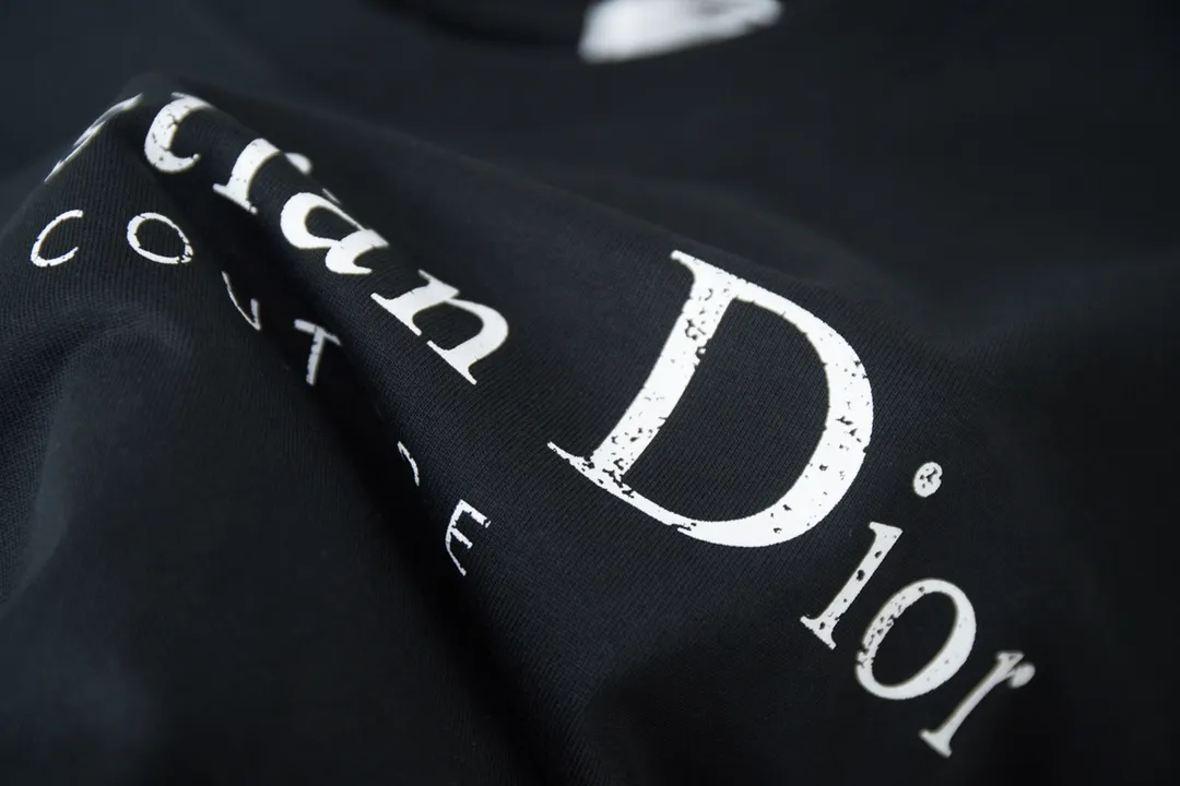 🅿️180 D＊or CD 25SS early spring new style joint series letter logo frayed short sleeves light luxury essential item for daily commuting for men and women correct version welcome to compare detailed features · 320g 100% pure cotton double yarn jersey fabric · same cylinder custom dyeing special thickening 32 double-ply 1X1 thread · artificial hand printing screen printing letter logo pattern · Collar, cuffs, hem edging process · Double-needle stitching across seams · Original main mark, washed tag, branded moisture-proof paper packaging Color: White/Black/Gray Size: S/M/L/XL