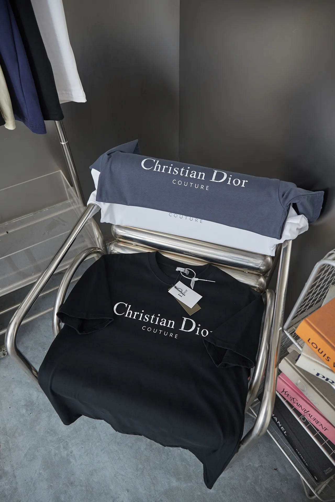 🅿️180 D＊or CD 25SS early spring new style joint series letter logo frayed short sleeves light luxury essential item for daily commuting for men and women correct version welcome to compare detailed features · 320g 100% pure cotton double yarn jersey fabric · same cylinder custom dyeing special thickening 32 double-ply 1X1 thread · artificial hand printing screen printing letter logo pattern · Collar, cuffs, hem edging process · Double-needle stitching across seams · Original main mark, washed tag, branded moisture-proof paper packaging Color: White/Black/Gray Size: S/M/L/XL