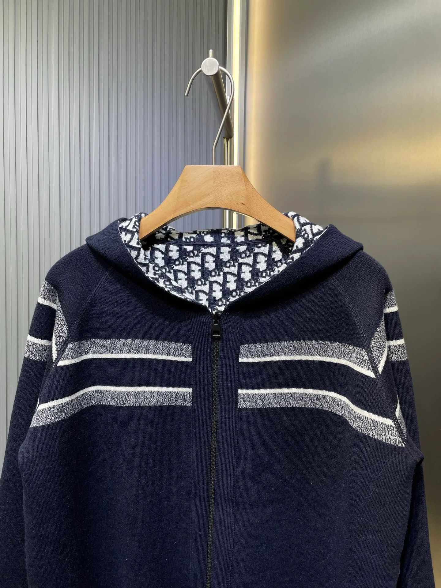 🅿️620 dior🌟【Top Replica】New autumn and winter new double-sided knitted sweater jacket hoodie made of ❗️98% cashmere➕2% nylon, double-sided knitted sweater, made of technical cashmere blend knitting, one side is navy blue and the other side is decorated with the iconic oblique print, the back stripe pattern is embellished with the "cistian" logo, fashionable and versatile size: s m l xl