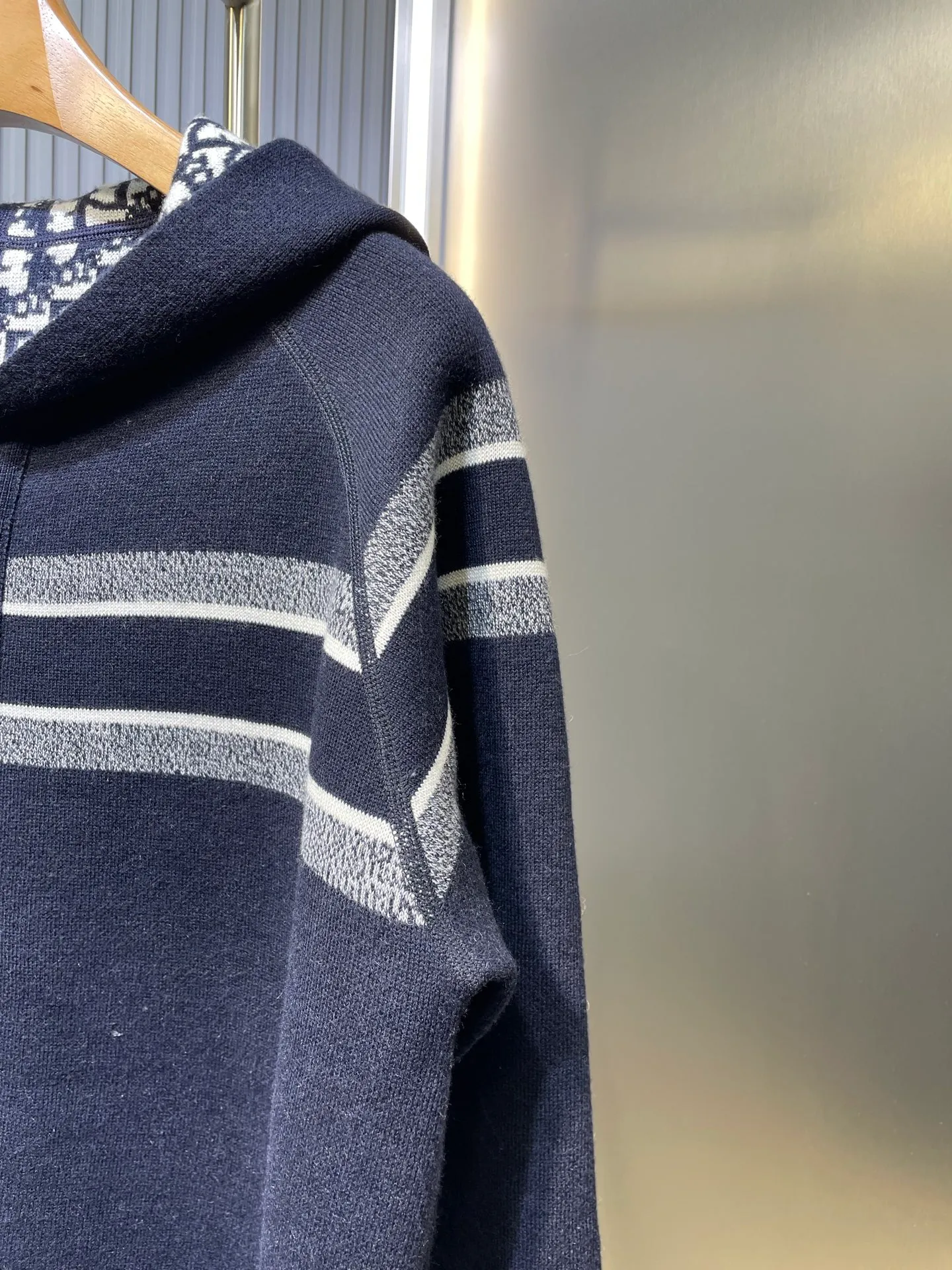 🅿️620 dior🌟【Top Replica】New autumn and winter new double-sided knitted sweater jacket hoodie made of ❗️98% cashmere➕2% nylon, double-sided knitted sweater, made of technical cashmere blend knitting, one side is navy blue and the other side is decorated with the iconic oblique print, the back stripe pattern is embellished with the "cistian" logo, fashionable and versatile size: s m l xl