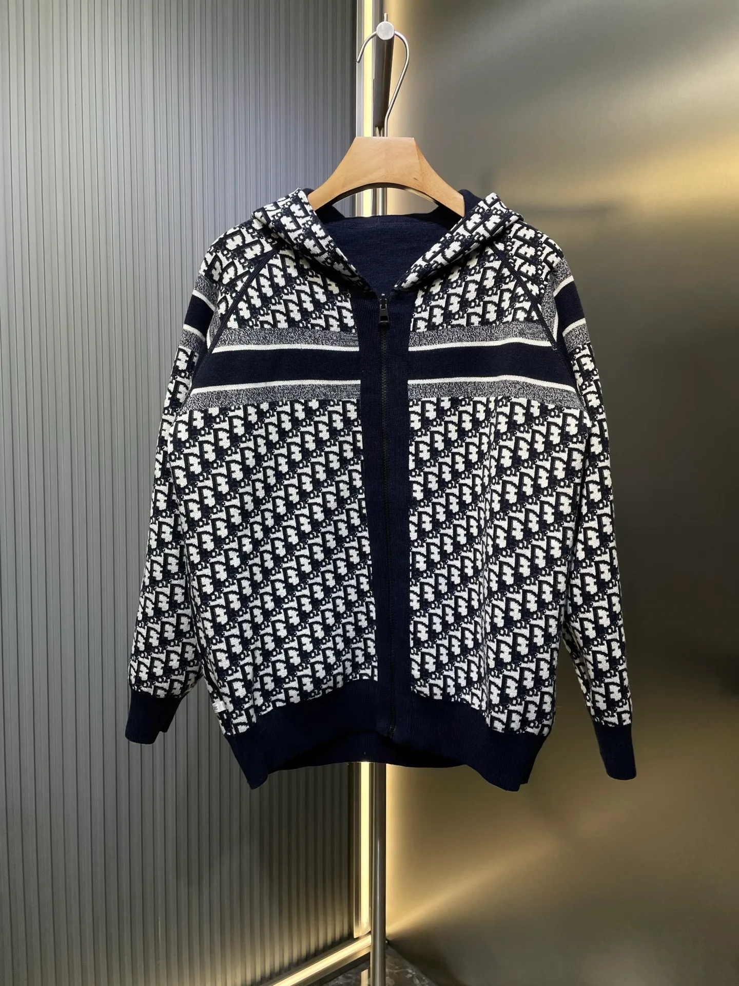 🅿️620 dior🌟【Top Replica】New autumn and winter new double-sided knitted sweater jacket hoodie made of ❗️98% cashmere➕2% nylon, double-sided knitted sweater, made of technical cashmere blend knitting, one side is navy blue and the other side is decorated with the iconic oblique print, the back stripe pattern is embellished with the "cistian" logo, fashionable and versatile size: s m l xl