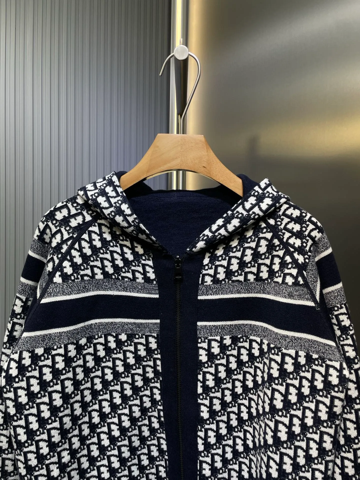 🅿️620 dior🌟【Top Replica】New autumn and winter new double-sided knitted sweater jacket hoodie made of ❗️98% cashmere➕2% nylon, double-sided knitted sweater, made of technical cashmere blend knitting, one side is navy blue and the other side is decorated with the iconic oblique print, the back stripe pattern is embellished with the "cistian" logo, fashionable and versatile size: s m l xl