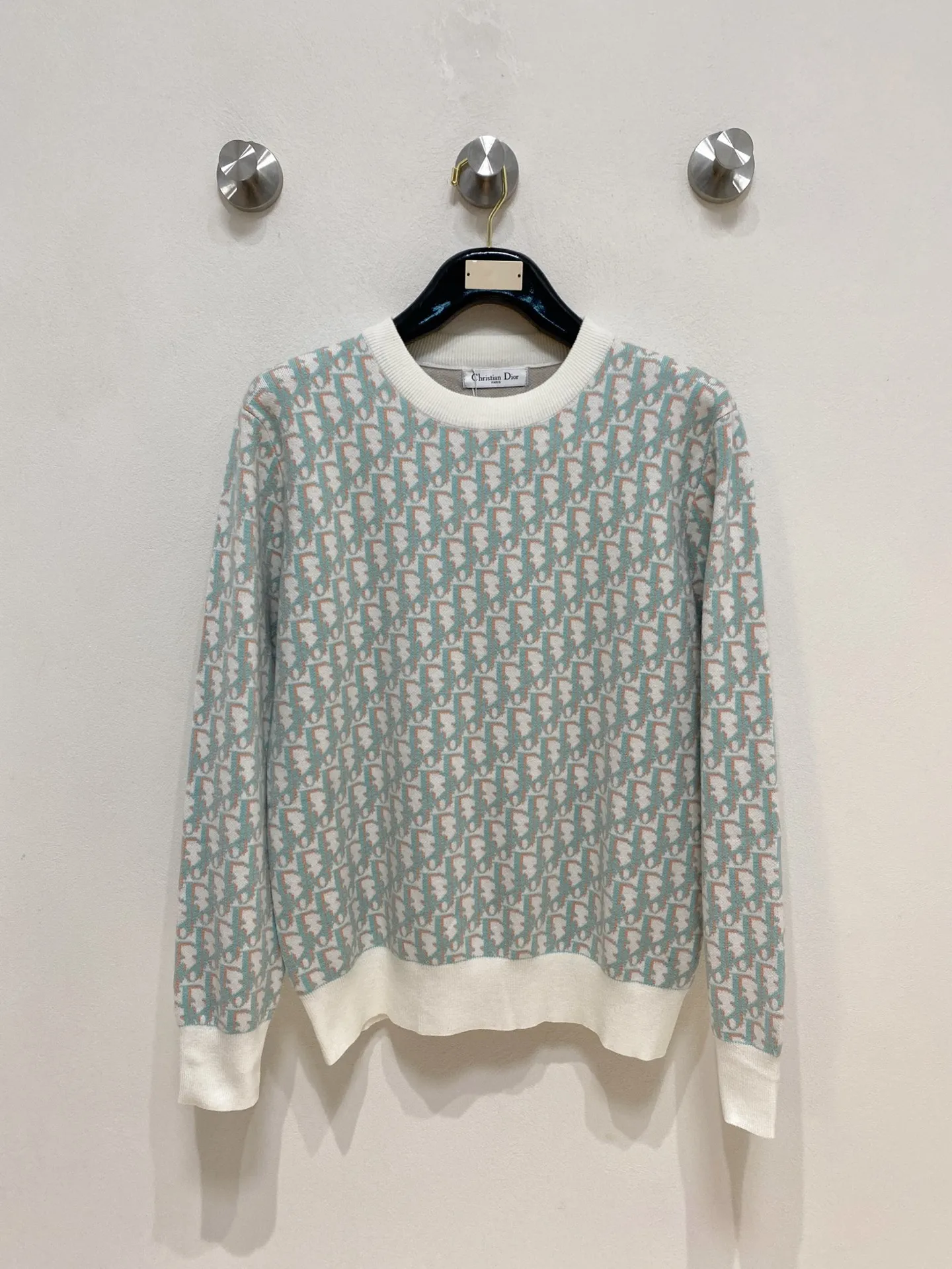 🅿️440 Dior 2025 new wool blended round neck long-sleeved sweater cardigan bottoming sweater, high-end version! The custom-made fabrics at the counter are highly breathable and comfortable, with impeccable details and brand element design concepts, reflecting high quality. It feels delicate and soft! It presents a casual cut and the upper body shape is great! 🐉Code size: M-3XL