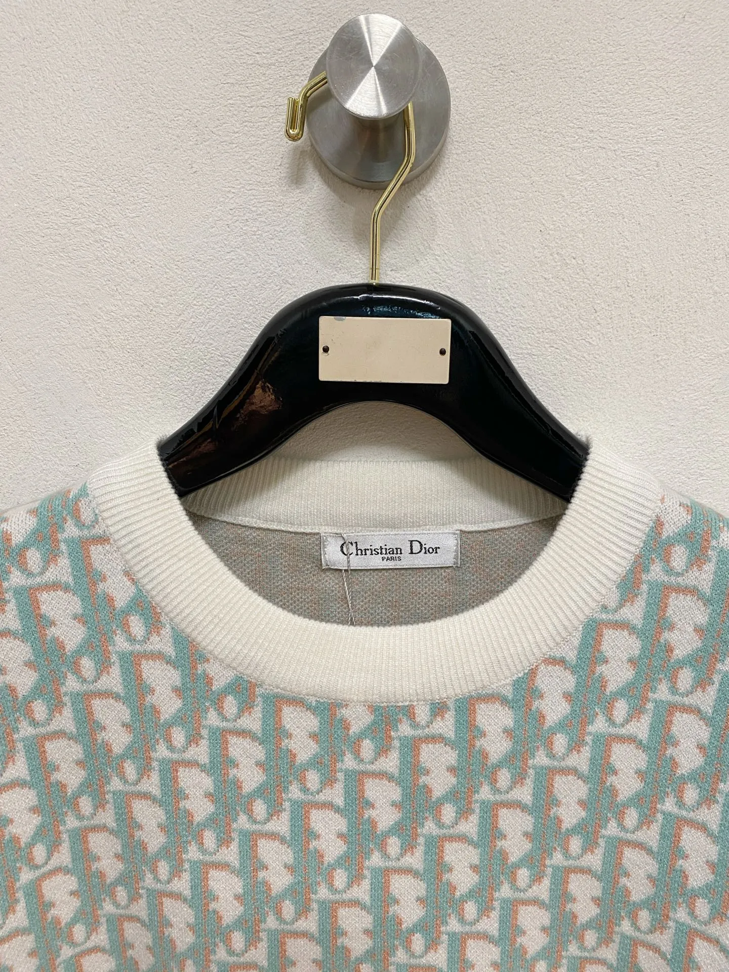 🅿️440 Dior 2025 new wool blended round neck long-sleeved sweater cardigan bottoming sweater, high-end version! The custom-made fabrics at the counter are highly breathable and comfortable, with impeccable details and brand element design concepts, reflecting high quality. It feels delicate and soft! It presents a casual cut and the upper body shape is great! 🐉Code size: M-3XL