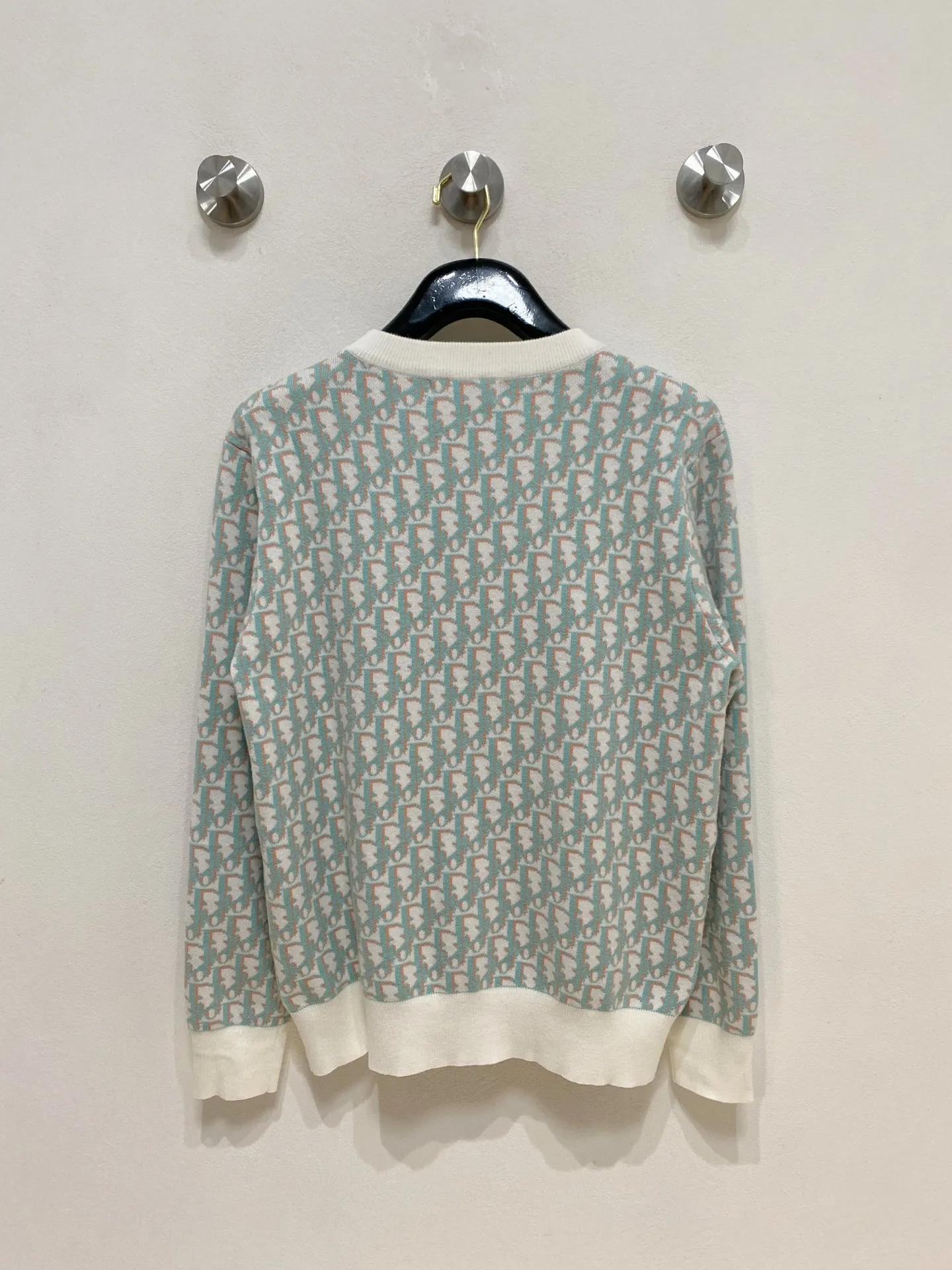 🅿️440 Dior 2025 new wool blended round neck long-sleeved sweater cardigan bottoming sweater, high-end version! The custom-made fabrics at the counter are highly breathable and comfortable, with impeccable details and brand element design concepts, reflecting high quality. It feels delicate and soft! It presents a casual cut and the upper body shape is great! 🐉Code size: M-3XL