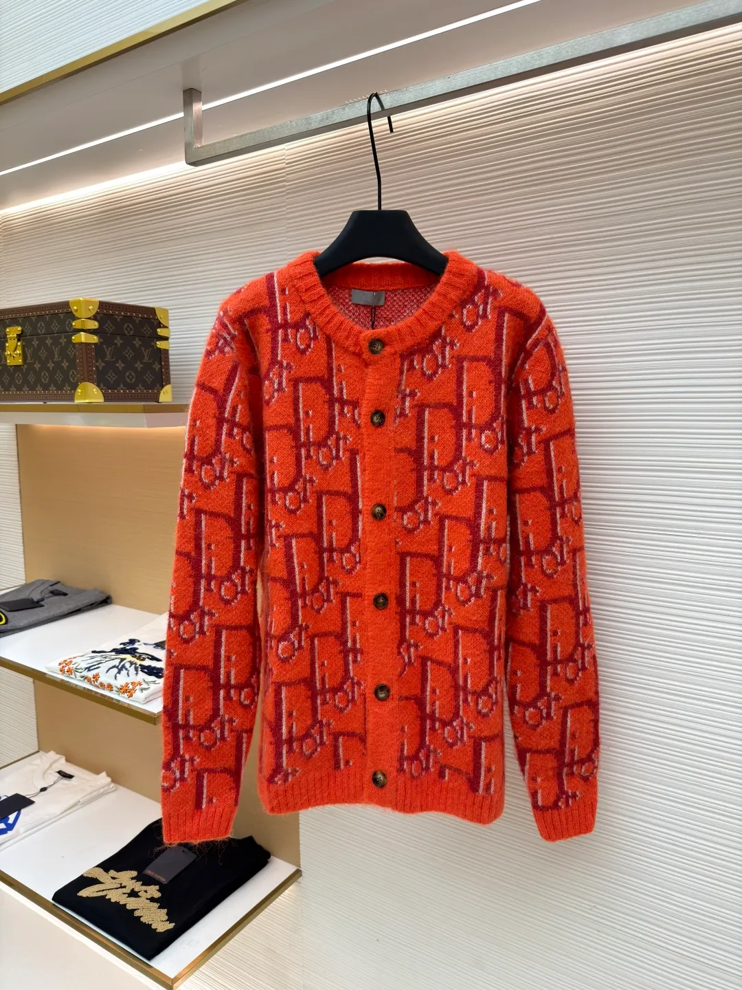 Dior mohair knitted cardigan ●Original version: 21000 purchased and developed ●Item number: 1681335-B60 ●Fabric: mohair fabric ●Technology: knitted ●Color: orange ●Version: fitted version ●Weight: about 725 grams ●Size: S-M-L-XL ●Description: This cardigan is made of mohair blended fabric, which is soft to the touch and has a fluffy texture. The brand's classic letter jacquard is displayed all over the body, which is realized through two-color knitting technology. The pattern texture is clear and three-dimensional, and the colors are distinct. The round neck design is processed by ribbing edge processing, and the neckline is stiff and not easy to deform; the placket is equipped with retro metal buttons, the color is old and echoes the overall style. The ribs on the cuffs and hem are made of high-elastic knitting technology to ensure good fit and resilience. The overall cut is a loose fit, and the splicing of the body uses seamless weaving technology to avoid exposed threads and improve wearing comfort. From jacquard craftsmanship to detail processing, every step reflects the exquisite control of luxury knitwear. It is a fusion of the brand's classic elements and high-end knitting craftsmanship. The overall wiring is straight and delicate, the fabric is comfortable and soft, and the color is consistent without color difference. It can be matched with the same style to create a fashionable look and control various occasions. Customized accessories, complete with three standards, same style for men and women!