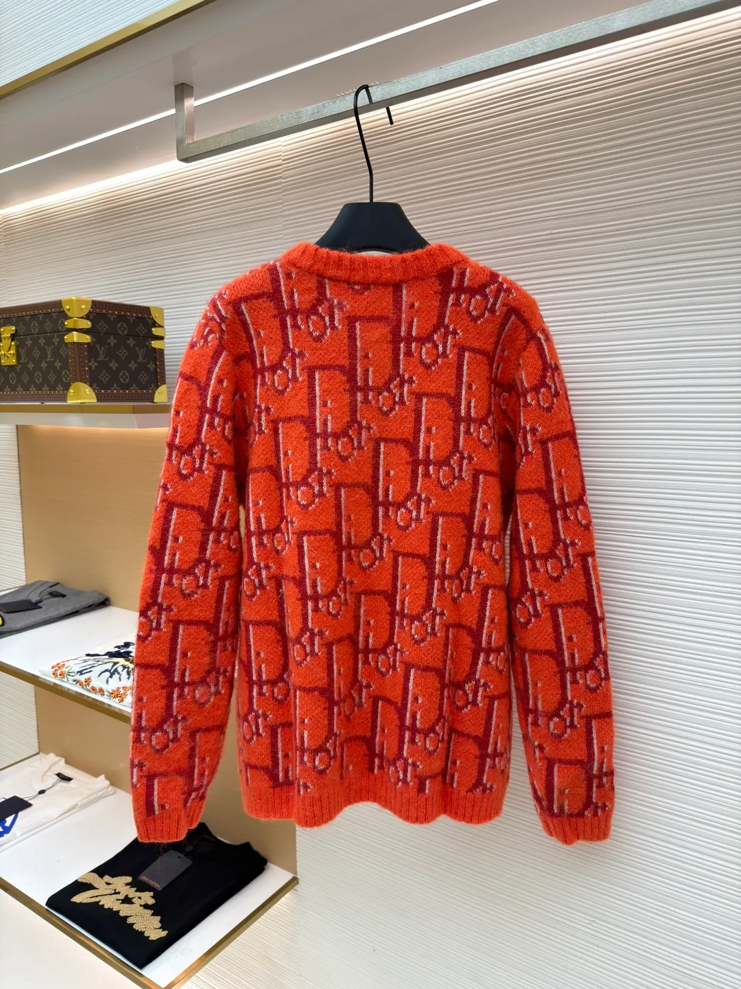 Dior mohair knitted cardigan ●Original version: 21000 purchased and developed ●Item number: 1681335-B60 ●Fabric: mohair fabric ●Technology: knitted ●Color: orange ●Version: fitted version ●Weight: about 725 grams ●Size: S-M-L-XL ●Description: This cardigan is made of mohair blended fabric, which is soft to the touch and has a fluffy texture. The brand's classic letter jacquard is displayed all over the body, which is realized through two-color knitting technology. The pattern texture is clear and three-dimensional, and the colors are distinct. The round neck design is processed by ribbing edge processing, and the neckline is stiff and not easy to deform; the placket is equipped with retro metal buttons, the color is old and echoes the overall style. The ribs on the cuffs and hem are made of high-elastic knitting technology to ensure good fit and resilience. The overall cut is a loose fit, and the splicing of the body uses seamless weaving technology to avoid exposed threads and improve wearing comfort. From jacquard craftsmanship to detail processing, every step reflects the exquisite control of luxury knitwear. It is a fusion of the brand's classic elements and high-end knitting craftsmanship. The overall wiring is straight and delicate, the fabric is comfortable and soft, and the color is consistent without color difference. It can be matched with the same style to create a fashionable look and control various occasions. Customized accessories, complete with three standards, same style for men and women!