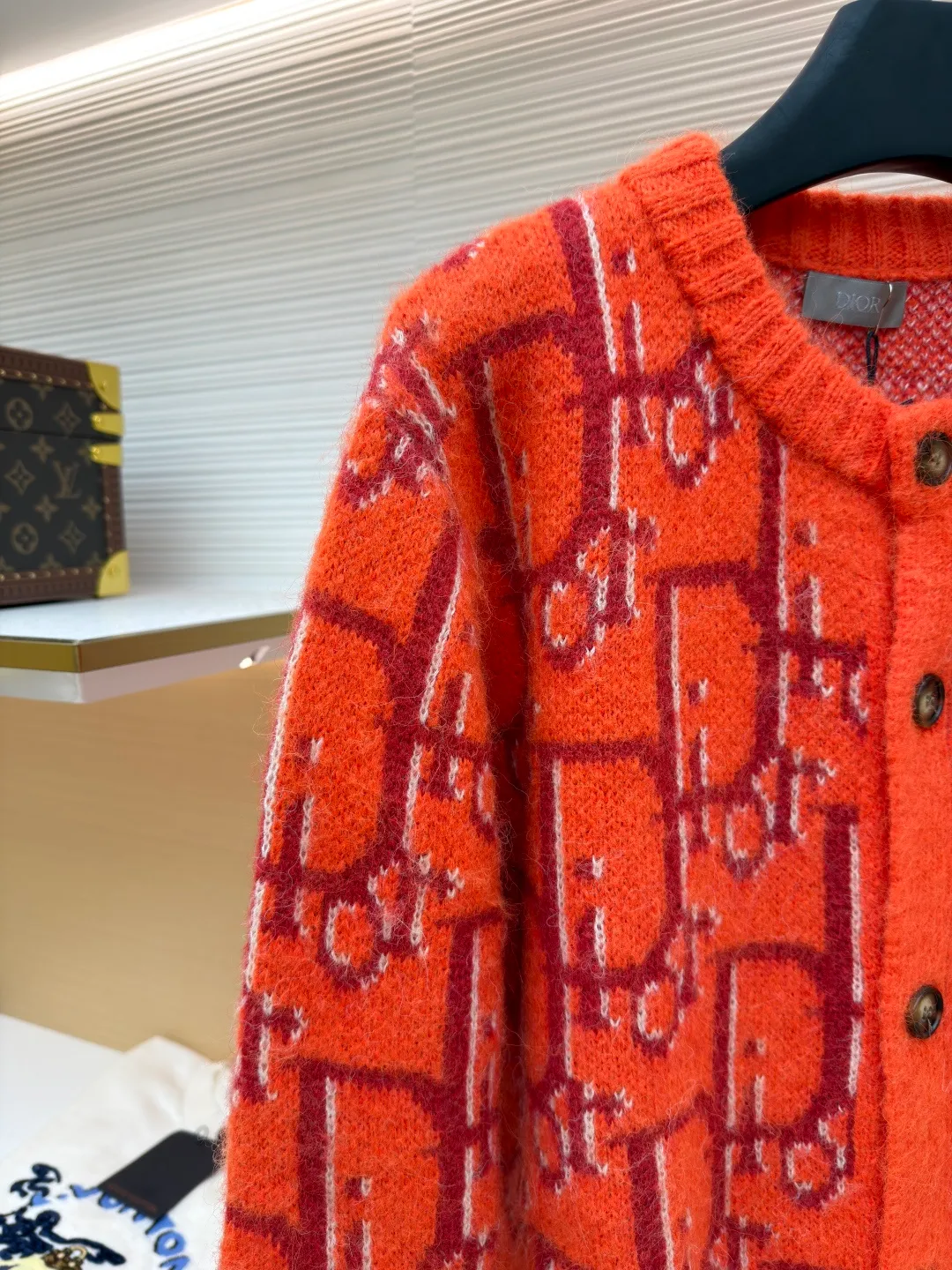 Dior mohair knitted cardigan ●Original version: 21000 purchased and developed ●Item number: 1681335-B60 ●Fabric: mohair fabric ●Technology: knitted ●Color: orange ●Version: fitted version ●Weight: about 725 grams ●Size: S-M-L-XL ●Description: This cardigan is made of mohair blended fabric, which is soft to the touch and has a fluffy texture. The brand's classic letter jacquard is displayed all over the body, which is realized through two-color knitting technology. The pattern texture is clear and three-dimensional, and the colors are distinct. The round neck design is processed by ribbing edge processing, and the neckline is stiff and not easy to deform; the placket is equipped with retro metal buttons, the color is old and echoes the overall style. The ribs on the cuffs and hem are made of high-elastic knitting technology to ensure good fit and resilience. The overall cut is a loose fit, and the splicing of the body uses seamless weaving technology to avoid exposed threads and improve wearing comfort. From jacquard craftsmanship to detail processing, every step reflects the exquisite control of luxury knitwear. It is a fusion of the brand's classic elements and high-end knitting craftsmanship. The overall wiring is straight and delicate, the fabric is comfortable and soft, and the color is consistent without color difference. It can be matched with the same style to create a fashionable look and control various occasions. Customized accessories, complete with three standards, same style for men and women!