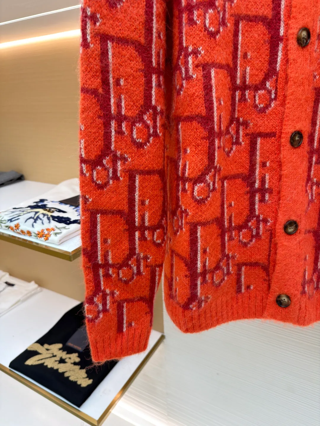Dior mohair knitted cardigan ●Original version: 21000 purchased and developed ●Item number: 1681335-B60 ●Fabric: mohair fabric ●Technology: knitted ●Color: orange ●Version: fitted version ●Weight: about 725 grams ●Size: S-M-L-XL ●Description: This cardigan is made of mohair blended fabric, which is soft to the touch and has a fluffy texture. The brand's classic letter jacquard is displayed all over the body, which is realized through two-color knitting technology. The pattern texture is clear and three-dimensional, and the colors are distinct. The round neck design is processed by ribbing edge processing, and the neckline is stiff and not easy to deform; the placket is equipped with retro metal buttons, the color is old and echoes the overall style. The ribs on the cuffs and hem are made of high-elastic knitting technology to ensure good fit and resilience. The overall cut is a loose fit, and the splicing of the body uses seamless weaving technology to avoid exposed threads and improve wearing comfort. From jacquard craftsmanship to detail processing, every step reflects the exquisite control of luxury knitwear. It is a fusion of the brand's classic elements and high-end knitting craftsmanship. The overall wiring is straight and delicate, the fabric is comfortable and soft, and the color is consistent without color difference. It can be matched with the same style to create a fashionable look and control various occasions. Customized accessories, complete with three standards, same style for men and women!