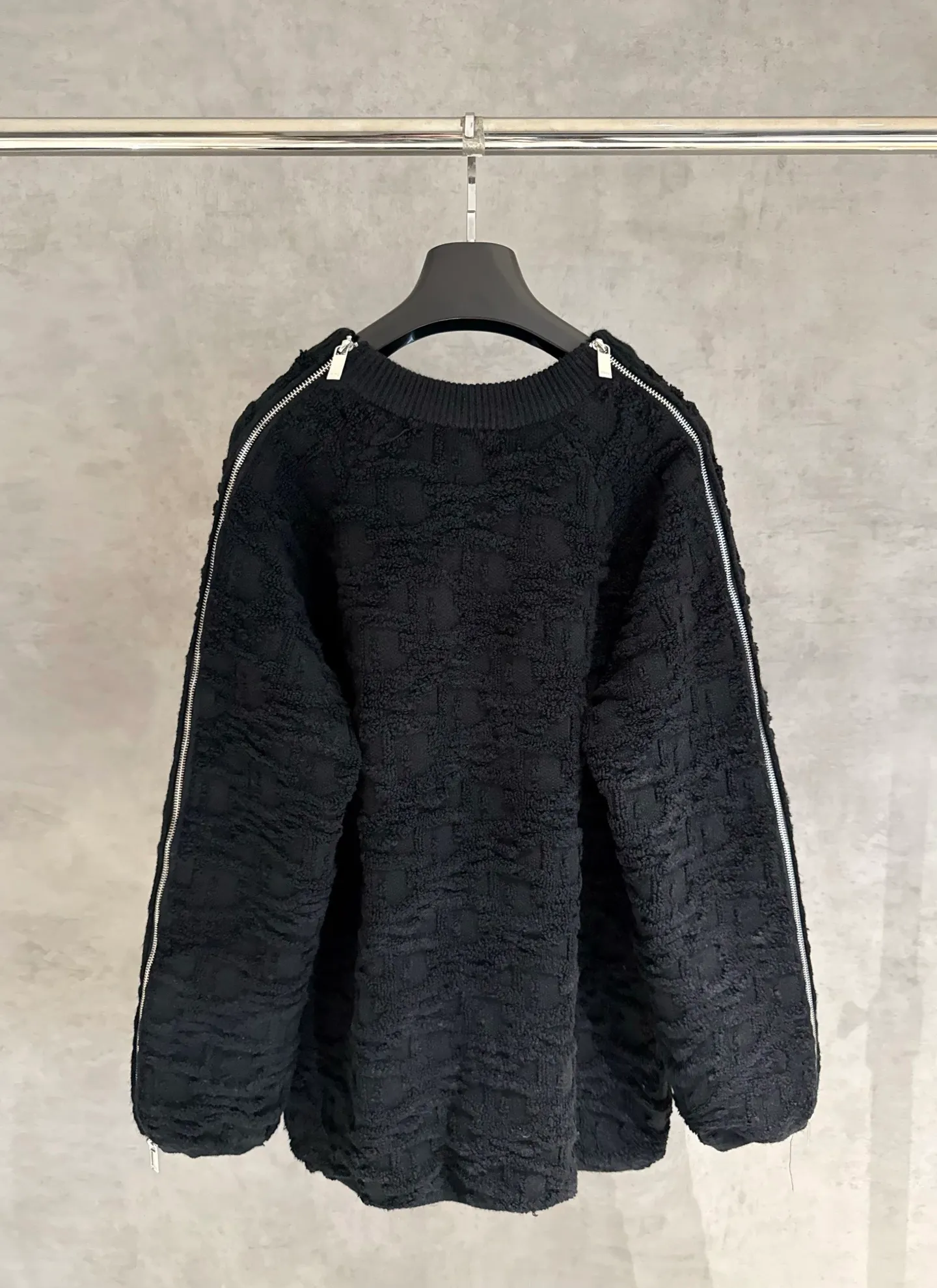🅿️580 [Strict quality control] Dio* Dior wool blend round neck long-sleeved sweater. This sweater is new for autumn 2025 and displays the iconic Dior twill pattern. It is made of cotton-wool blend jacquard fabric and is printed with the Dior twill pattern in contrasting yarns. Wear it with a pair of tailored trousers in a coordinating tone for an elegant look, or pair it with a pair of jeans for a more casual look. Color: black/white/black gray/blue and white 4 colors Size: M-2XL Same style for men and women
