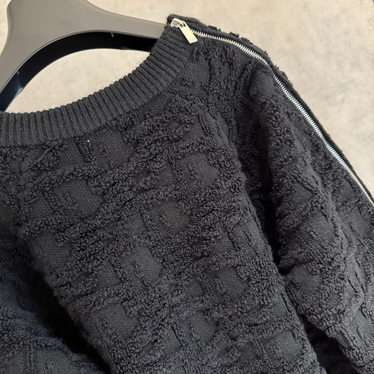 🅿️580 [Strict quality control] Dio* Dior wool blend round neck long-sleeved sweater. This sweater is new for autumn 2025 and displays the iconic Dior twill pattern. It is made of cotton-wool blend jacquard fabric and is printed with the Dior twill pattern in contrasting yarns. Wear it with a pair of tailored trousers in a coordinating tone for an elegant look, or pair it with a pair of jeans for a more casual look. Color: black/white/black gray/blue and white 4 colors Size: M-2XL Same style for men and women