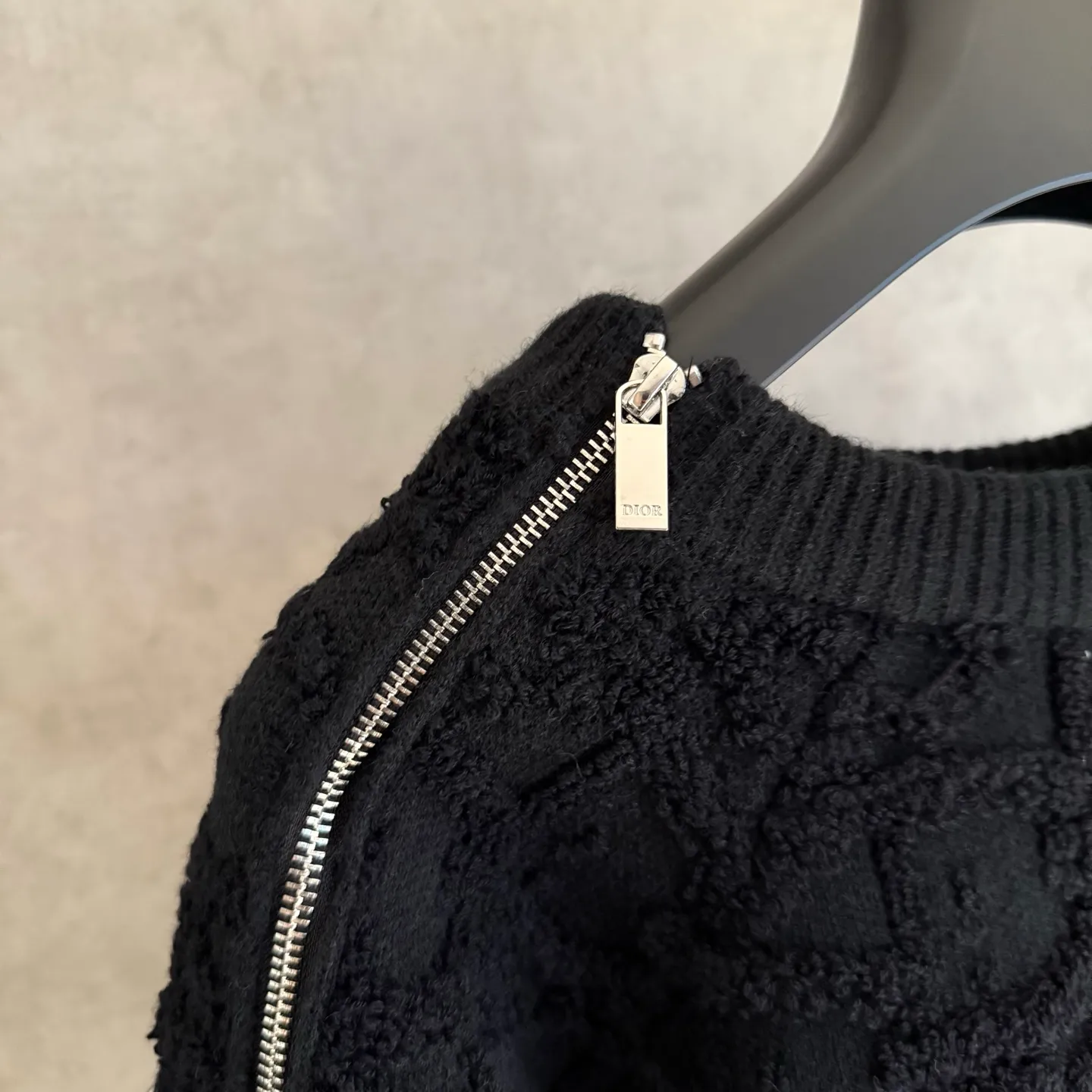 🅿️580 [Strict quality control] Dio* Dior wool blend round neck long-sleeved sweater. This sweater is new for autumn 2025 and displays the iconic Dior twill pattern. It is made of cotton-wool blend jacquard fabric and is printed with the Dior twill pattern in contrasting yarns. Wear it with a pair of tailored trousers in a coordinating tone for an elegant look, or pair it with a pair of jeans for a more casual look. Color: black/white/black gray/blue and white 4 colors Size: M-2XL Same style for men and women