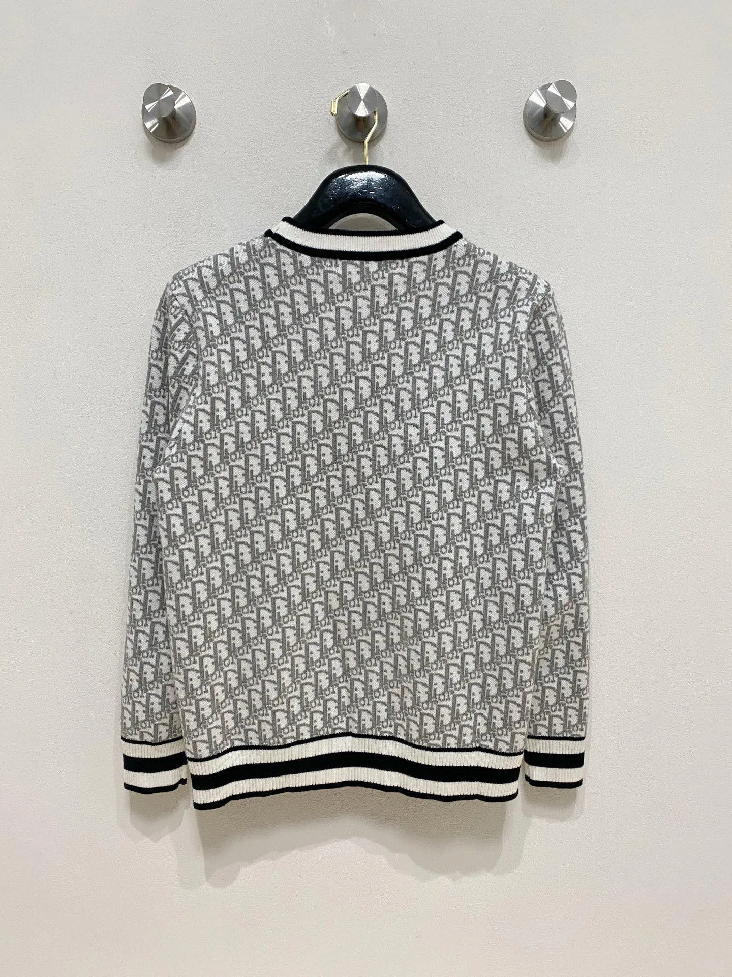 🅿️440 【DIOR】Autumn and winter classic lapel sweater, in full condition! ! ! Wool blended fabric, the latest model in 2025, golden ratio! ! Slim-fitting soft gold, versatile and practical item, the combination and practicality are extremely powerful, simple and elegant, and classy! To create your own style, it is highly recommended to buy it in two colors. The standard slim fit tailoring process is suitable for both young and old men. It is knitted from wool and will not cause any discomfort! While keeping warm, it is stylish, textured and wearable, and the classic logo with contrasting colors on the chest feels in place! ! Recommended for regular customers! ! Size M-3XL (maximum wear: 190 pounds)