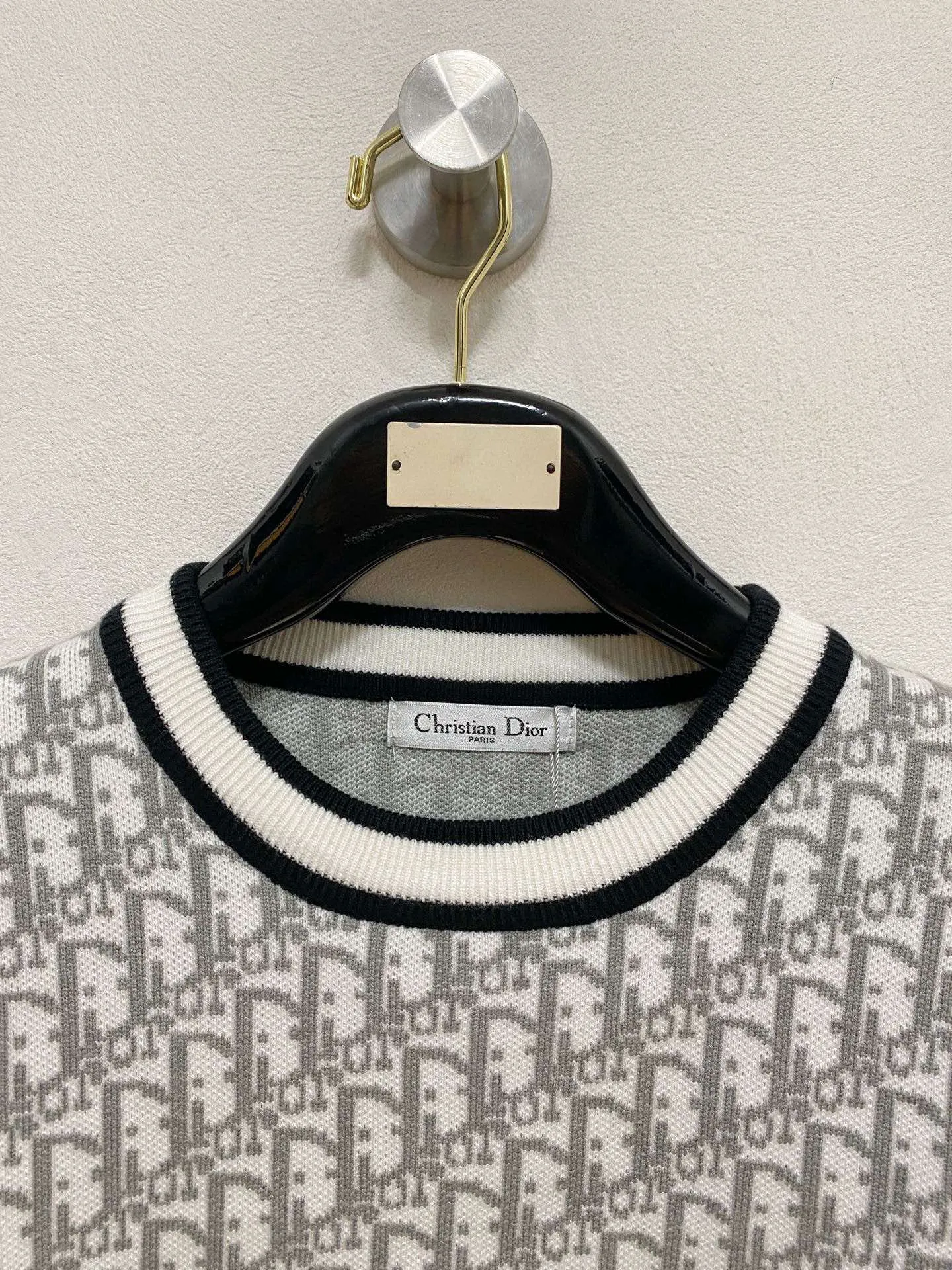 🅿️440 【DIOR】Autumn and winter classic lapel sweater, in full condition! ! ! Wool blended fabric, the latest model in 2025, golden ratio! ! Slim-fitting soft gold, versatile and practical item, the combination and practicality are extremely powerful, simple and elegant, and classy! To create your own style, it is highly recommended to buy it in two colors. The standard slim fit tailoring process is suitable for both young and old men. It is knitted from wool and will not cause any discomfort! While keeping warm, it is stylish, textured and wearable, and the classic logo with contrasting colors on the chest feels in place! ! Recommended for regular customers! ! Size M-3XL (maximum wear: 190 pounds)