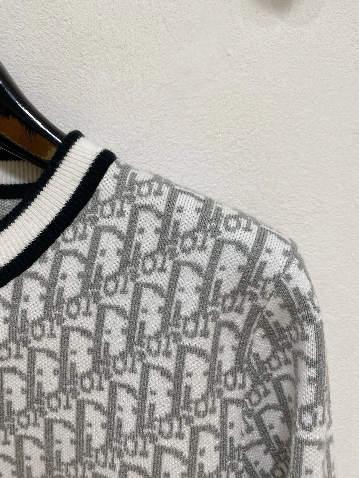 🅿️440 【DIOR】Autumn and winter classic lapel sweater, in full condition! ! ! Wool blended fabric, the latest model in 2025, golden ratio! ! Slim-fitting soft gold, versatile and practical item, the combination and practicality are extremely powerful, simple and elegant, and classy! To create your own style, it is highly recommended to buy it in two colors. The standard slim fit tailoring process is suitable for both young and old men. It is knitted from wool and will not cause any discomfort! While keeping warm, it is stylish, textured and wearable, and the classic logo with contrasting colors on the chest feels in place! ! Recommended for regular customers! ! Size M-3XL (maximum wear: 190 pounds)