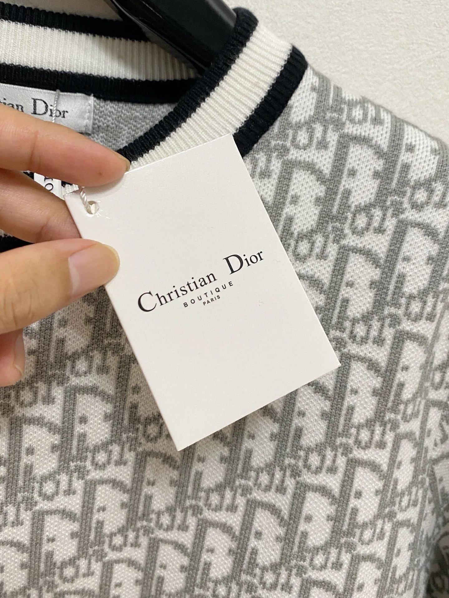 🅿️440 【DIOR】Autumn and winter classic lapel sweater, in full condition! ! ! Wool blended fabric, the latest model in 2025, golden ratio! ! Slim-fitting soft gold, versatile and practical item, the combination and practicality are extremely powerful, simple and elegant, and classy! To create your own style, it is highly recommended to buy it in two colors. The standard slim fit tailoring process is suitable for both young and old men. It is knitted from wool and will not cause any discomfort! While keeping warm, it is stylish, textured and wearable, and the classic logo with contrasting colors on the chest feels in place! ! Recommended for regular customers! ! Size M-3XL (maximum wear: 190 pounds)