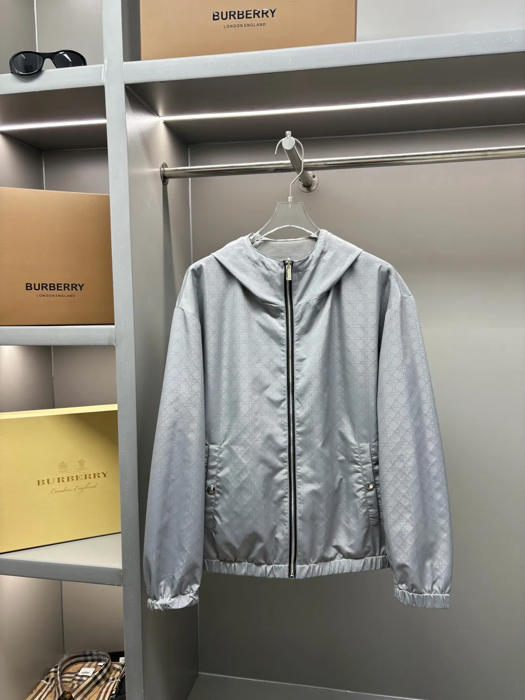 🅿️800 DIOR Dior letter embroidered reversible jacket. It has a three-dimensional and slim tailoring design. The upper body is simple and versatile, capable and stylish. It can be easily used for both business and leisure, creating a mature and stable new trend. The short slim fit has an outstanding upper body effect, and the overall shape configuration is just right. It can be slim without being too tight, and it is very natural without being too dry. It is a jacket that can be easily worn by men and women! Size: M-XXXL