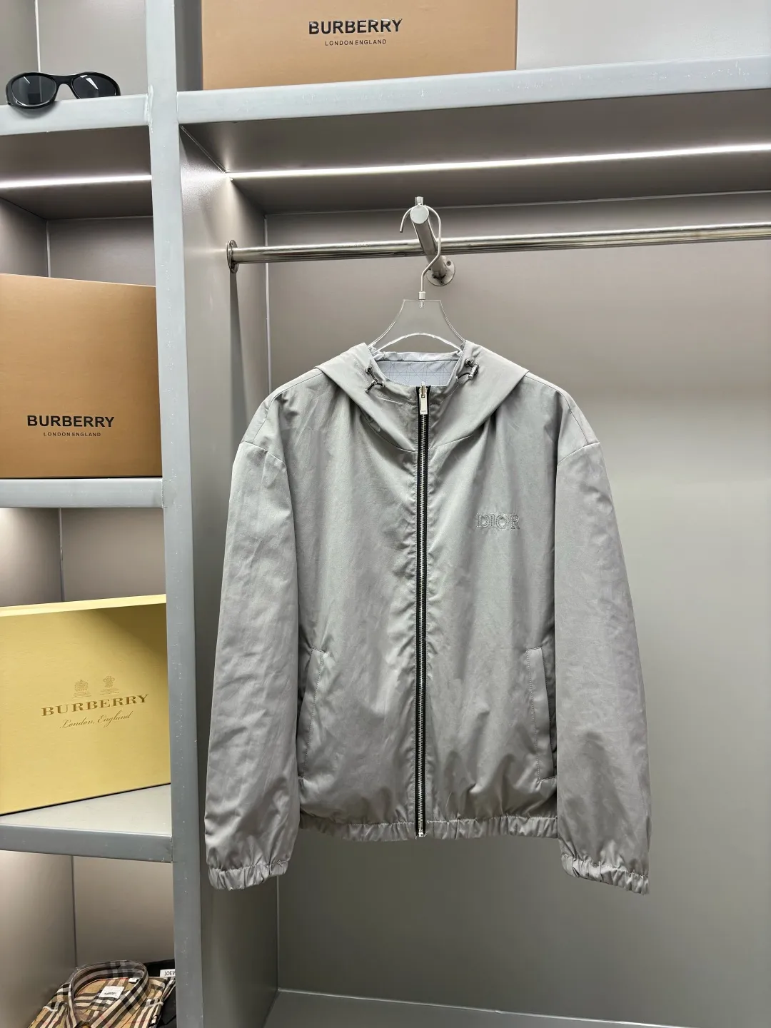 🅿️800 DIOR Dior letter embroidered reversible jacket. It has a three-dimensional and slim tailoring design. The upper body is simple and versatile, capable and stylish. It can be easily used for both business and leisure, creating a mature and stable new trend. The short slim fit has an outstanding upper body effect, and the overall shape configuration is just right. It can be slim without being too tight, and it is very natural without being too dry. It is a jacket that can be easily worn by men and women! Size: M-XXXL