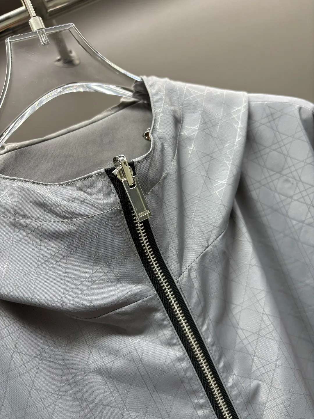 🅿️800 DIOR Dior letter embroidered reversible jacket. It has a three-dimensional and slim tailoring design. The upper body is simple and versatile, capable and stylish. It can be easily used for both business and leisure, creating a mature and stable new trend. The short slim fit has an outstanding upper body effect, and the overall shape configuration is just right. It can be slim without being too tight, and it is very natural without being too dry. It is a jacket that can be easily worn by men and women! Size: M-XXXL