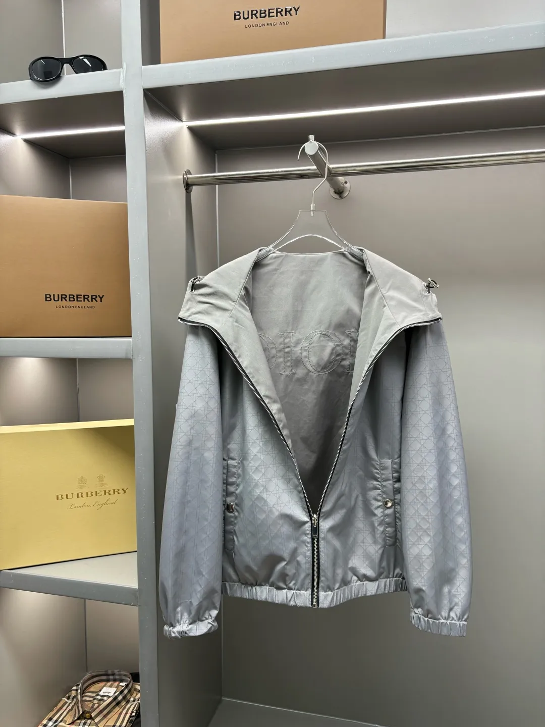 🅿️800 DIOR Dior letter embroidered reversible jacket. It has a three-dimensional and slim tailoring design. The upper body is simple and versatile, capable and stylish. It can be easily used for both business and leisure, creating a mature and stable new trend. The short slim fit has an outstanding upper body effect, and the overall shape configuration is just right. It can be slim without being too tight, and it is very natural without being too dry. It is a jacket that can be easily worn by men and women! Size: M-XXXL