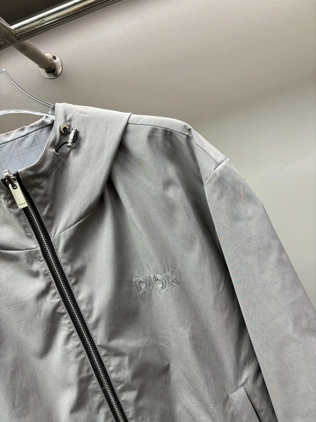 🅿️800 DIOR Dior letter embroidered reversible jacket. It has a three-dimensional and slim tailoring design. The upper body is simple and versatile, capable and stylish. It can be easily used for both business and leisure, creating a mature and stable new trend. The short slim fit has an outstanding upper body effect, and the overall shape configuration is just right. It can be slim without being too tight, and it is very natural without being too dry. It is a jacket that can be easily worn by men and women! Size: M-XXXL