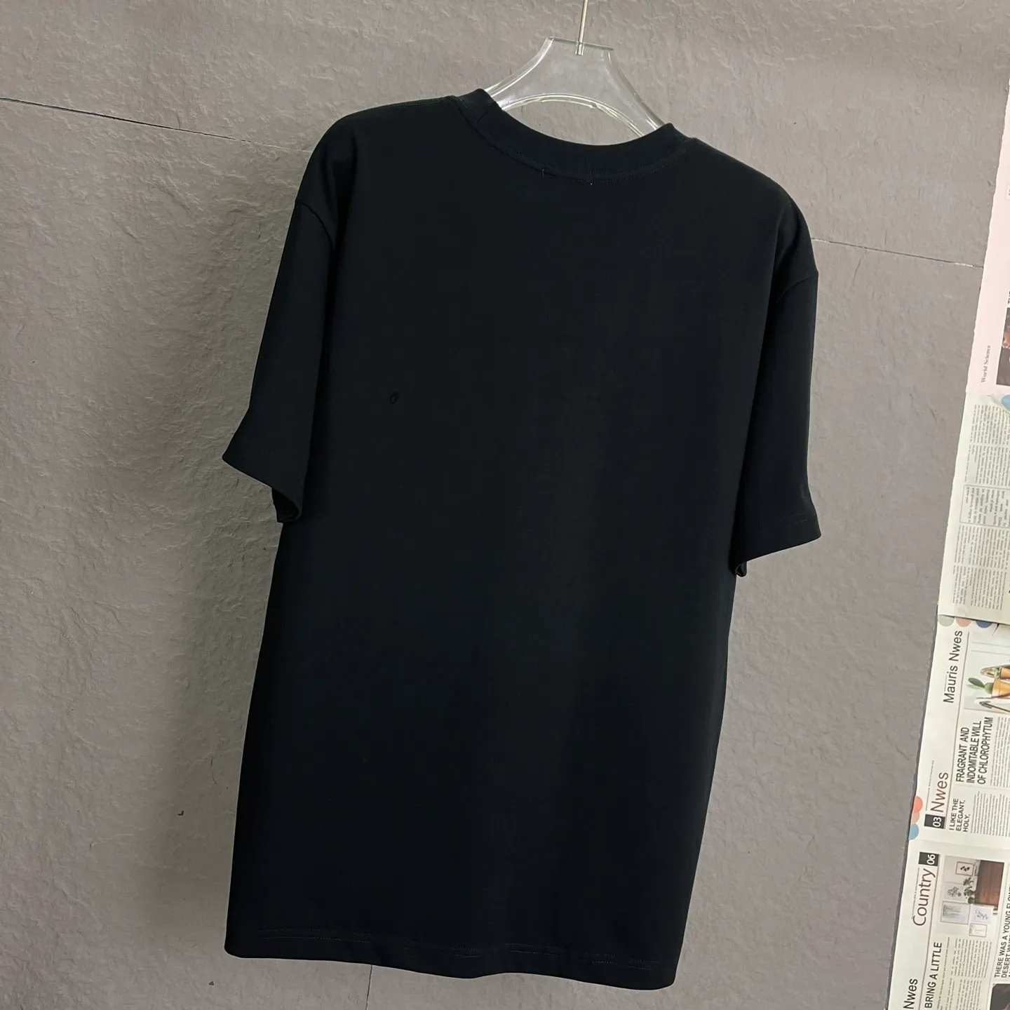 🅿️180 /A58 DIOR Dior Fabric upgrade 300 high gram weight High-end three-dimensional embroidery technology Exclusive new original order Same style for men and women Casual loose-fitting short sleeves High-end customization High version Fashionable and versatile imported fabrics Super soft and delicate feel Skin-friendly and comfortable to wear High-end boutique High-temperature washing process to ensure no deformation or shrinkage, summer wear, a comfortable and beautiful value! A must-have item for beauty and aging! The surface is ultra-fine and smooth, uniform, delicate and soft. It is comfortable to wear and can easily create a cool summer feel. It is easy to handle on the upper body and becomes the focus of the street in minutes. Size: S-XL Color: black and white