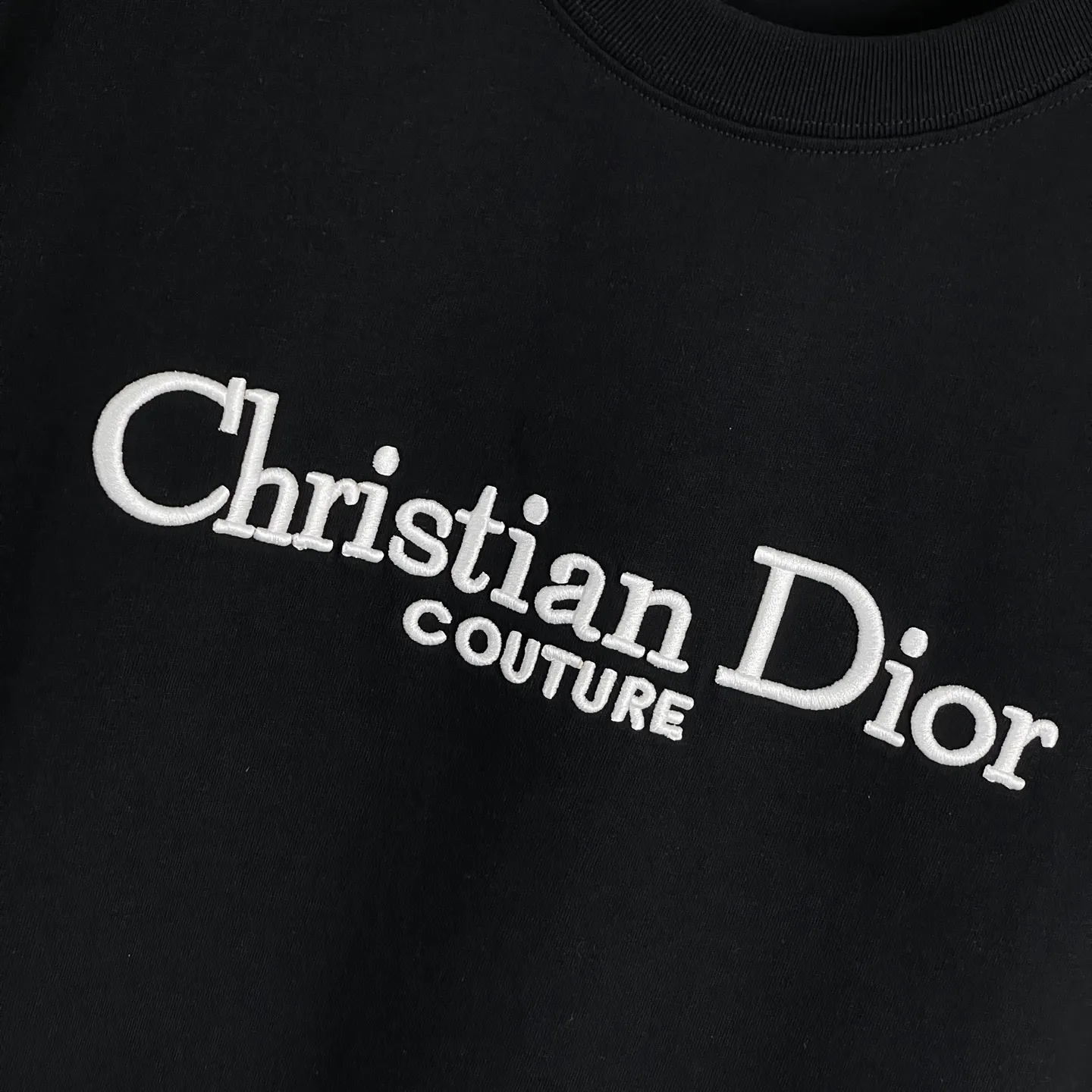 🅿️180 /A58 DIOR Dior Fabric upgrade 300 high gram weight High-end three-dimensional embroidery technology Exclusive new original order Same style for men and women Casual loose-fitting short sleeves High-end customization High version Fashionable and versatile imported fabrics Super soft and delicate feel Skin-friendly and comfortable to wear High-end boutique High-temperature washing process to ensure no deformation or shrinkage, summer wear, a comfortable and beautiful value! A must-have item for beauty and aging! The surface is ultra-fine and smooth, uniform, delicate and soft. It is comfortable to wear and can easily create a cool summer feel. It is easy to handle on the upper body and becomes the focus of the street in minutes. Size: S-XL Color: black and white